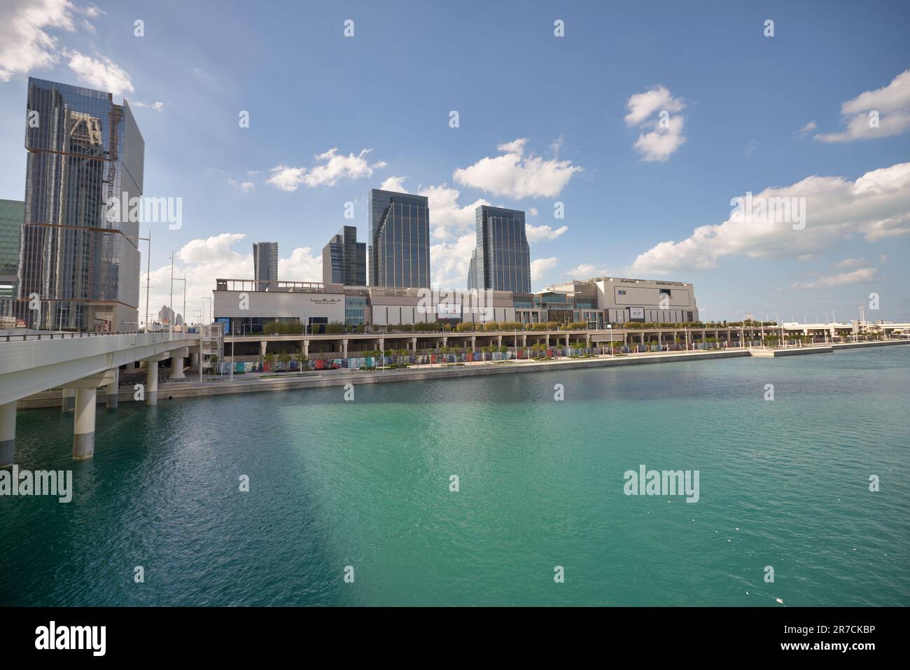ABU DHABI, Vereinigte Arabische Emirate - CIRCA JANUAR 2020: Abu Dhabi urbane Landschaft. Stockfoto