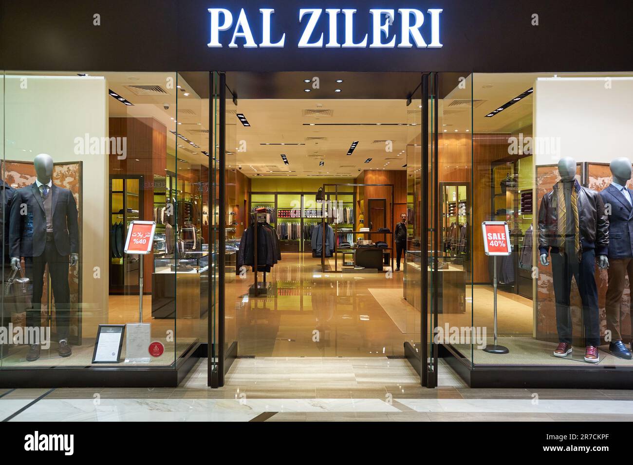 ABU DHABI, Vereinigte Arabische Emirate - CIRCA JANUAR 2020: Eintritt zum Pal Zileri Store im Einkaufszentrum in Abu Dhabi. Stockfoto