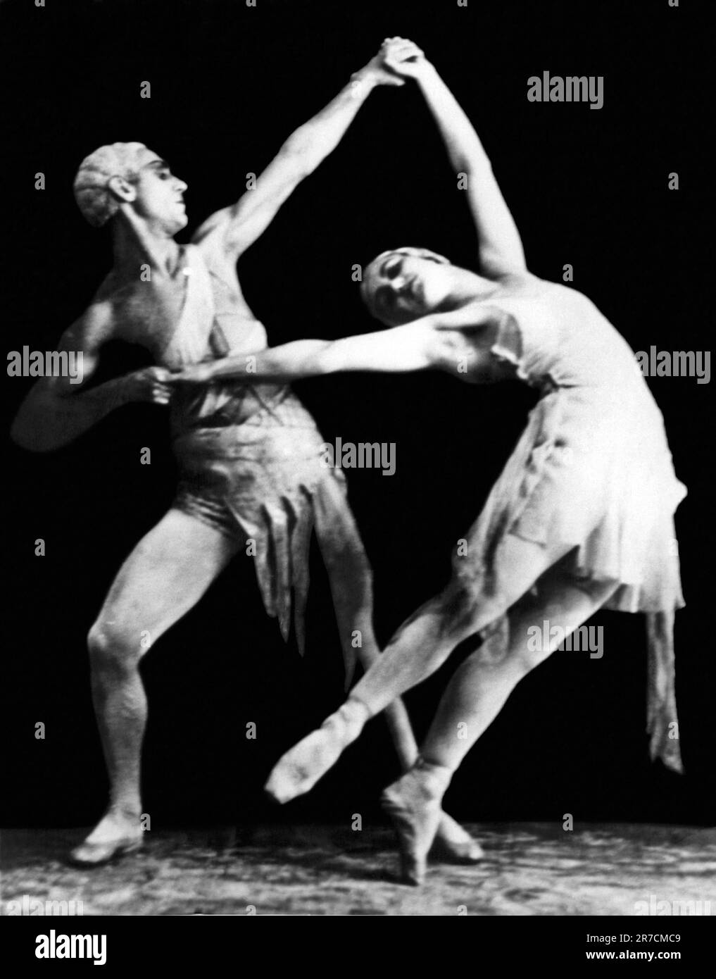 Moskau, Russland: 27. April 1936. ASAF und Sulamith Messerer vom Moskauer Opernballett werden im nächsten Winter ihr amerikanisches Debüt in New York City mit Tänzen von „Salambo“, „The Red Poppy“, „Don Quijote“, „Flame of Paris“ und anderen neuen sowjetischen Balletten machen. Diese Pose ist aus der "Flamme von Paris". Stockfoto