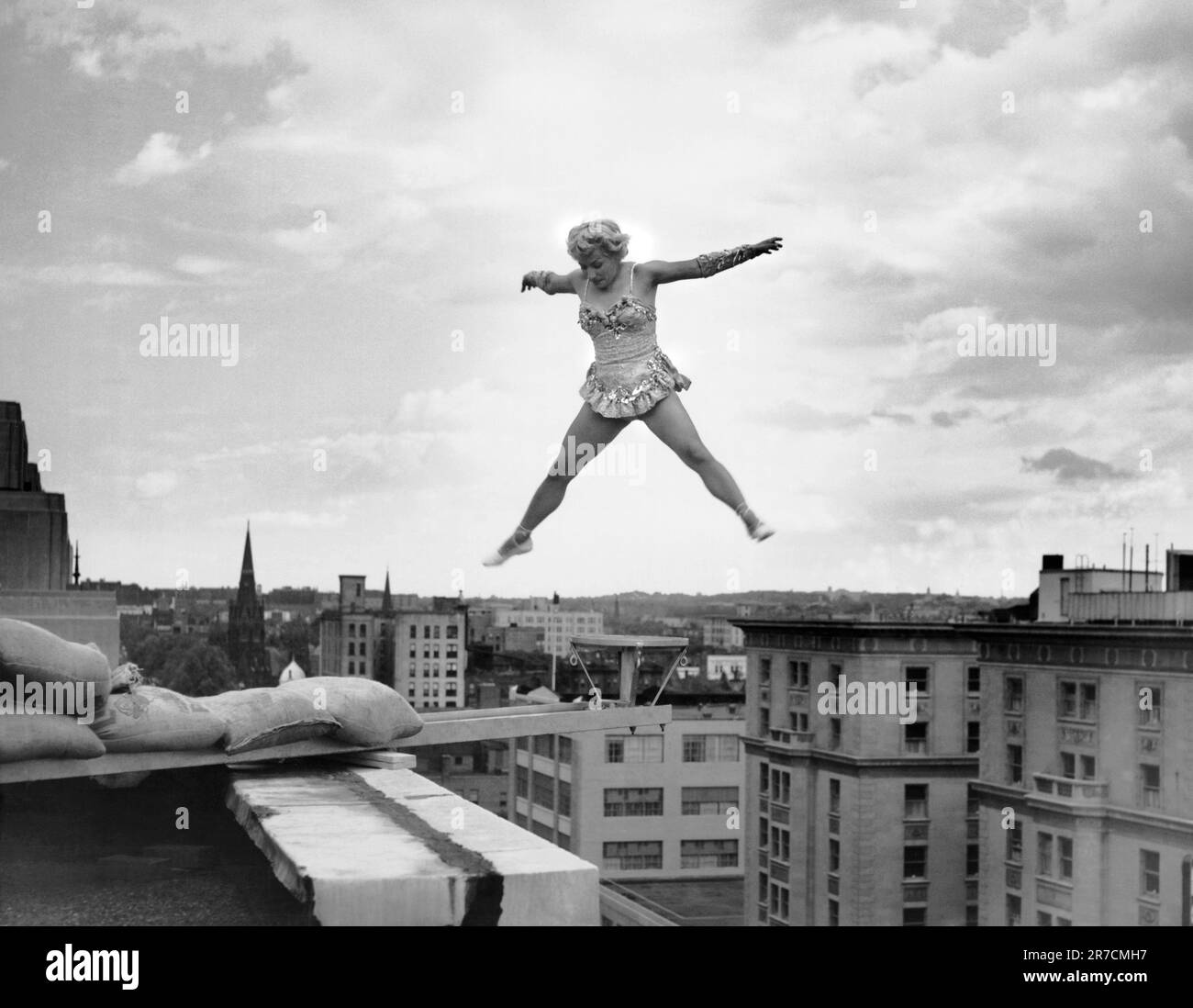 Washington, D.C.: 5. Juni 1954 Betty Fox führt ihre Akrobatikroutine auf einer winzigen Plattform auf, die vom Dach des Ambassador Hotels aus erweitert wird. Sie ist 100 Meter über dem Bürgersteig. Stockfoto