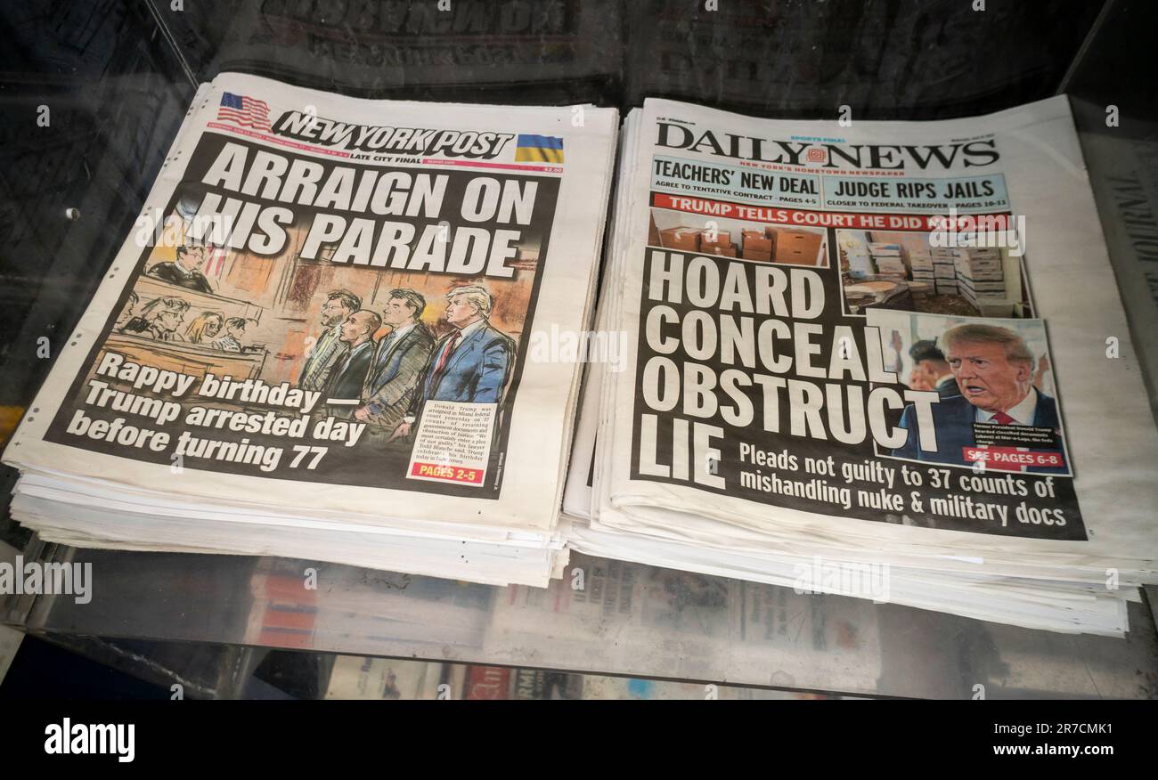 Titelseiten der New York Post and Daily News am Mittwoch, den 14. Juni 2023 Bericht über die Vortage der Anklageerhebung des ehemaligen Präsidenten Donald Trump in Florida in Bezug auf 37 Anklagepunkte im Zusammenhang mit der unsachgemäßen Handhabung und vorsätzlichen Aufbewahrung von geheimen Dokumenten, die in seinem Mar-a-Lago-Resort entdeckt wurden. (© Richard B. Levine) Stockfoto