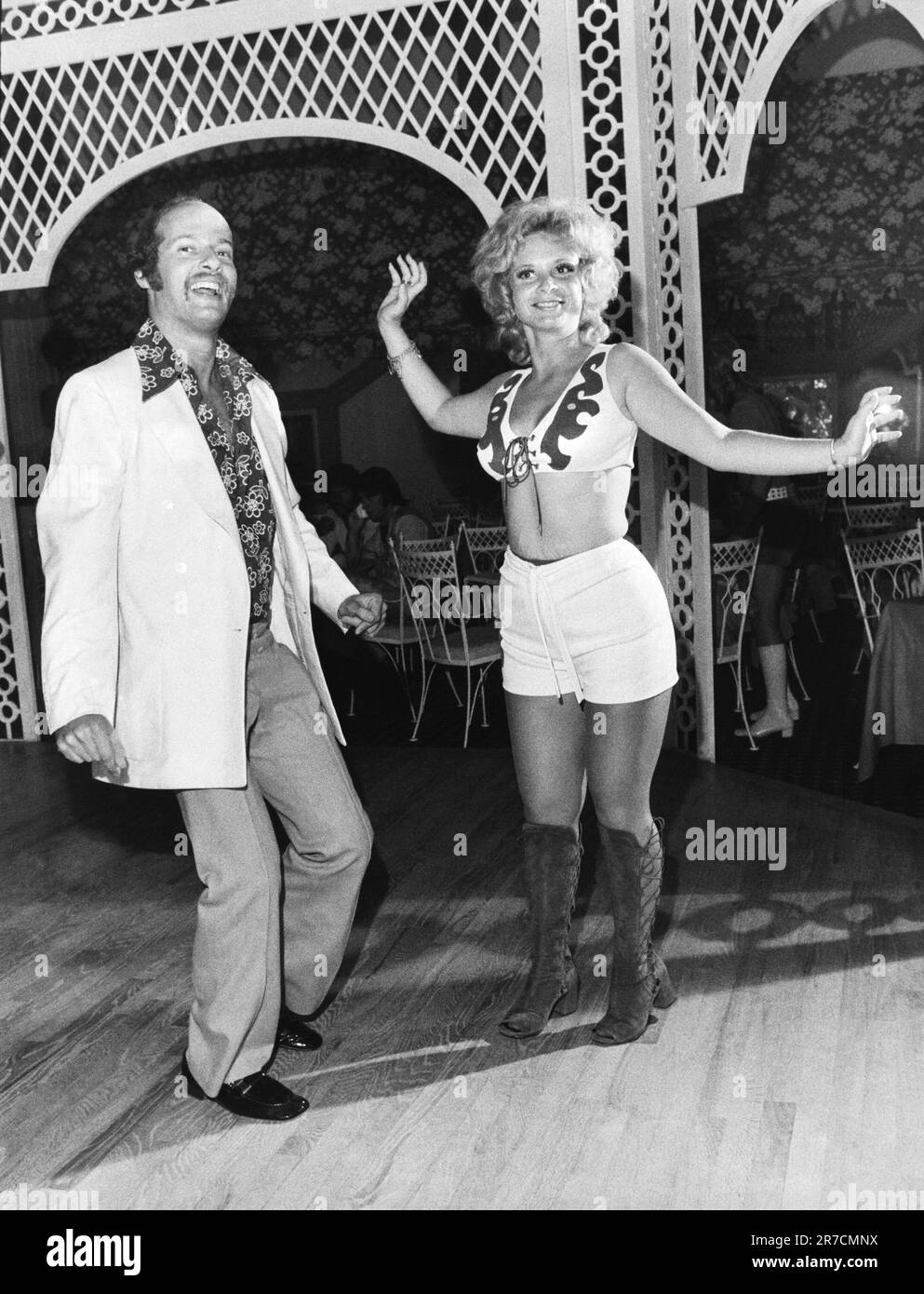 West Hampton, New York: 8. August 1971 Ein Paar tanzt im West Hampton Tennis Club auf Long Island. Stockfoto