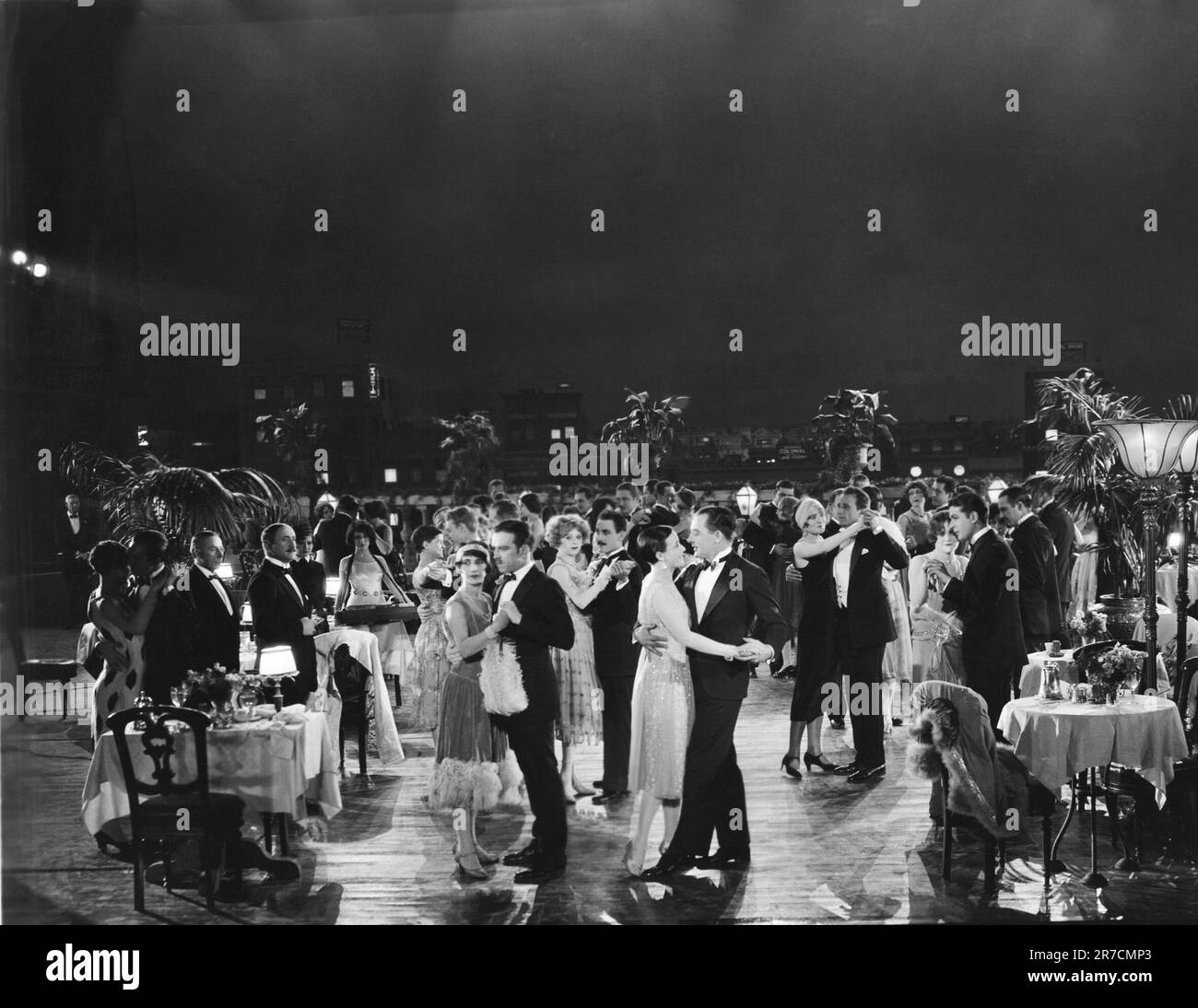 Vereinigte Staaten: ca. 1930 Menschen tanzen draußen auf einer eleganten Party in tropischer Umgebung. Stockfoto