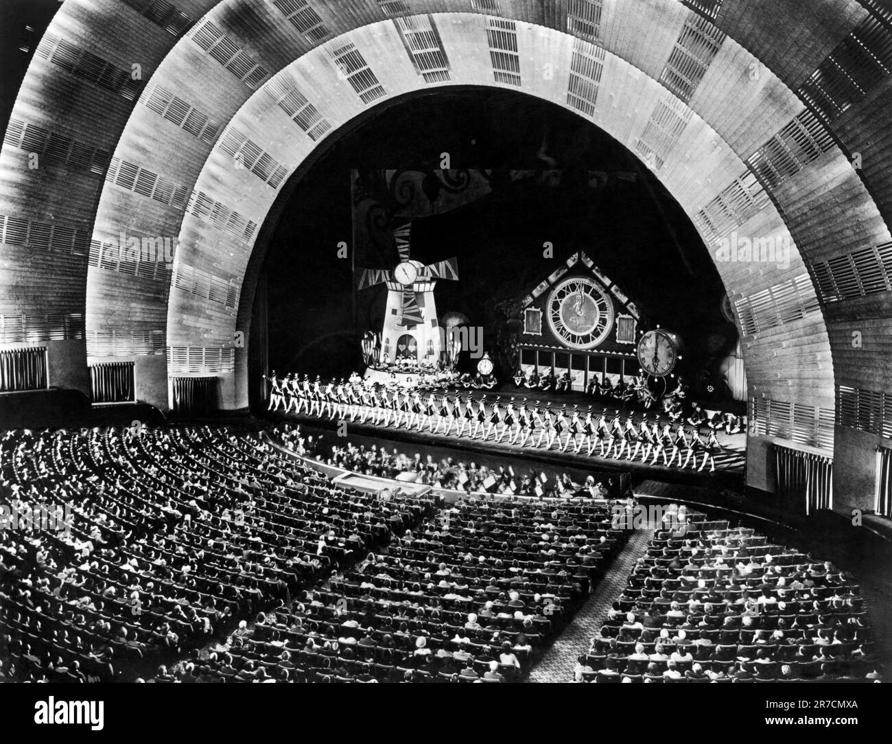 New York, New York 1949 das Auditorium der Radio City Music Hall im Rockefeller Center mit einer Kapazität von 6.200 Personen, die die gefeierten Rockettes beobachten. Stockfoto