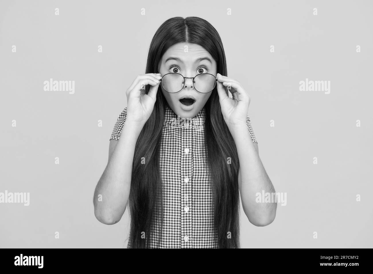 Schockiert überrascht Teenager Mädchen. Portrait von Teenager Kind Mädchen in Brille. Kind beim Augenblicktest. Mädchen mit Brillen und Blick auf die Kamera. Vision Stockfoto