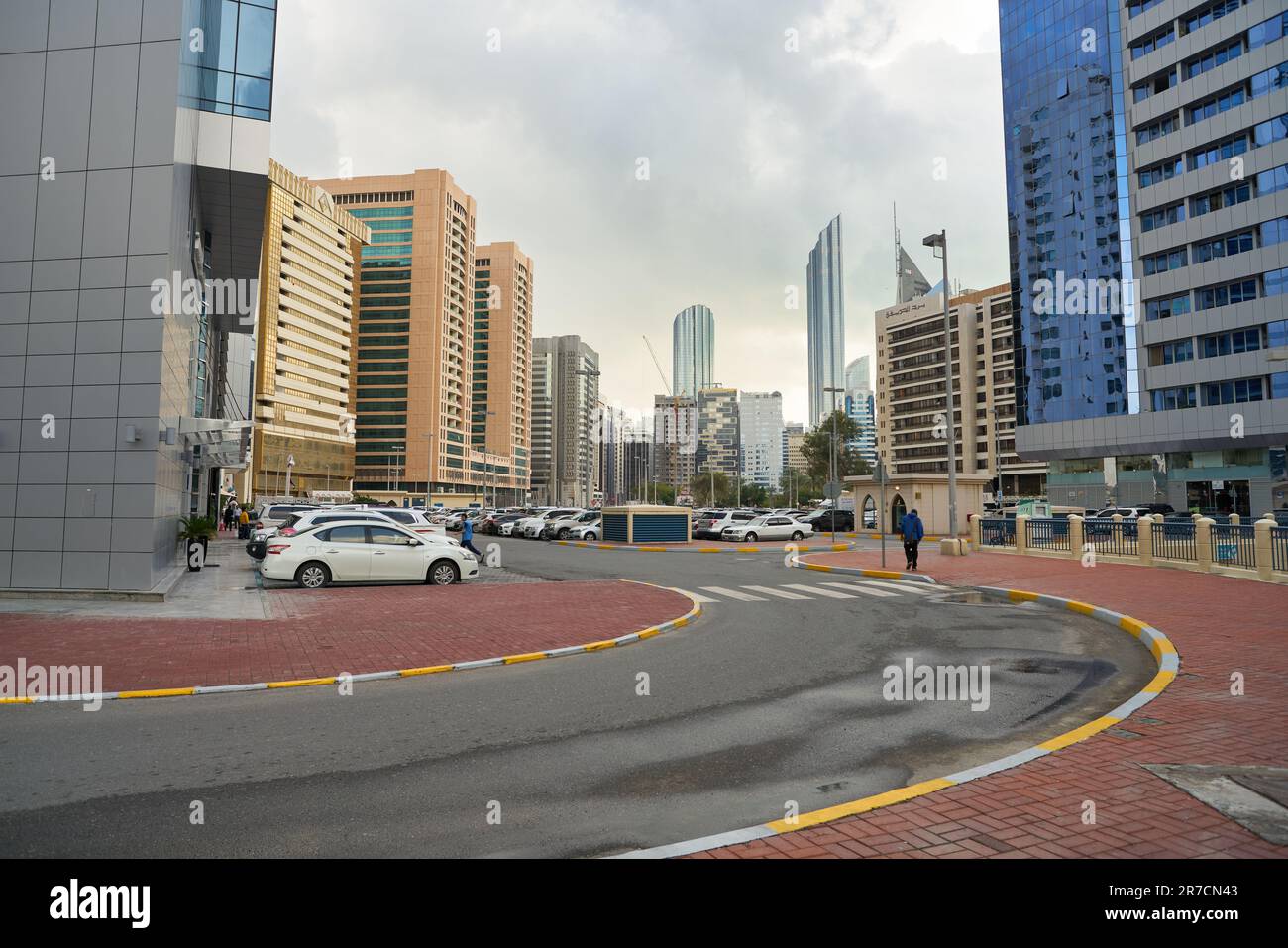 ABU DHABI, Vereinigte Arabische Emirate - CA. JANUAR 2020: Blick auf Abu Dhabi auf Straßenebene. Stockfoto