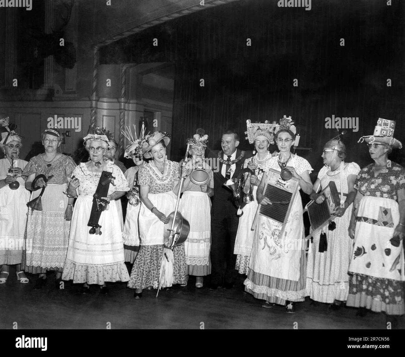 Santa Ana, Kalifornien: ca. 1953 Eine Gruppe älterer Frauen, die Kostüme tragen und selbst gebaute Instrumente spielen. Stockfoto