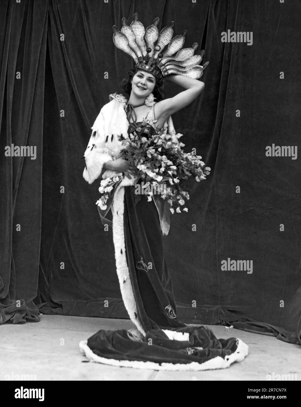 Long Beach, Kalifornien: 1936. Die Königin der Neptunes Electrical Extravaganza, die am 6. Mai auf dem olympischen Ruderkurs in Long Beach stattfindet. Stockfoto