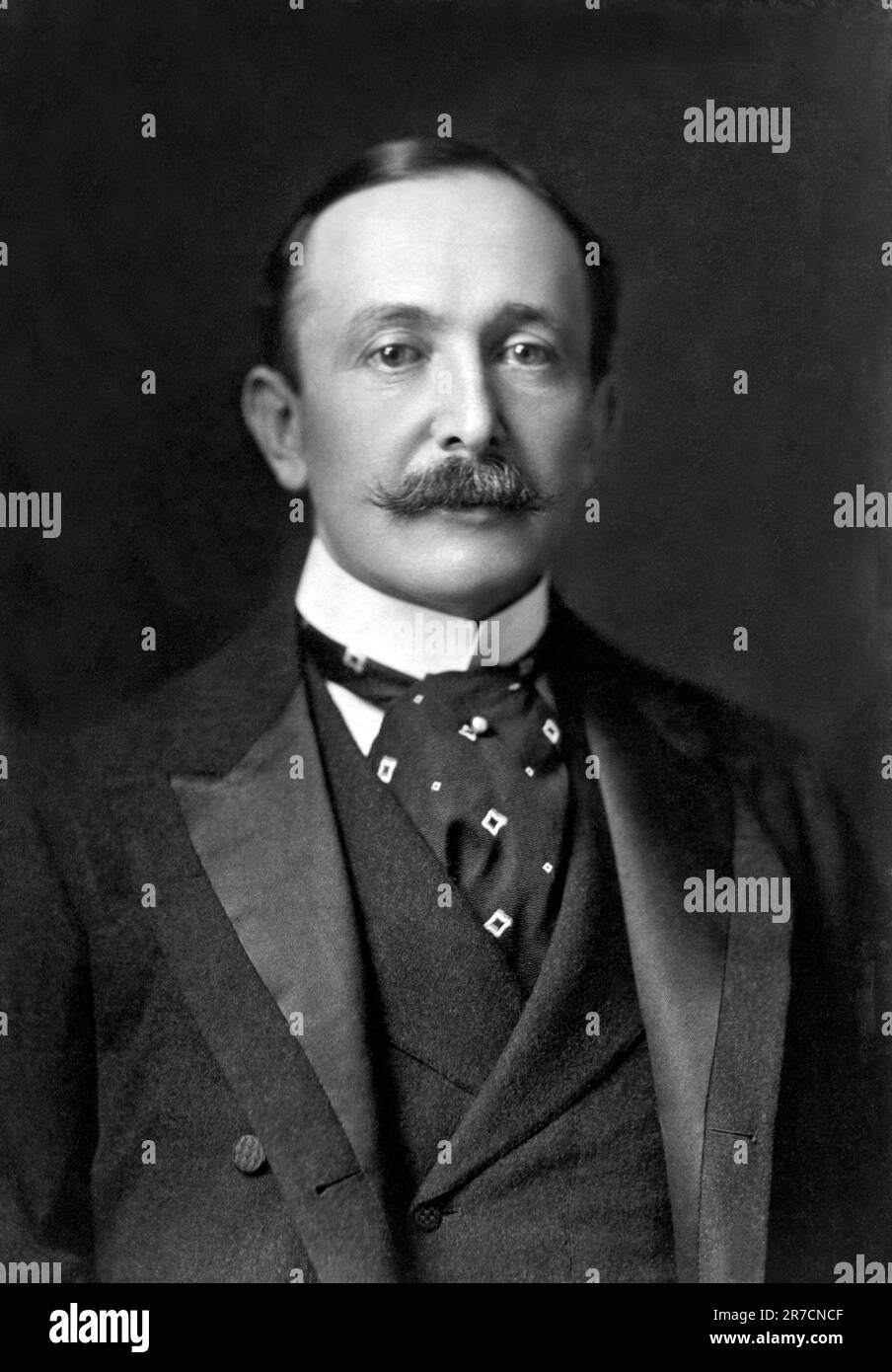 New York, New York: 1904. Porträt von August Belmont Jr., Finanziers, Bankiers und Rennpferdbesitzer. Er baute New Yorks Rennstrecke Belmont Park. Stockfoto