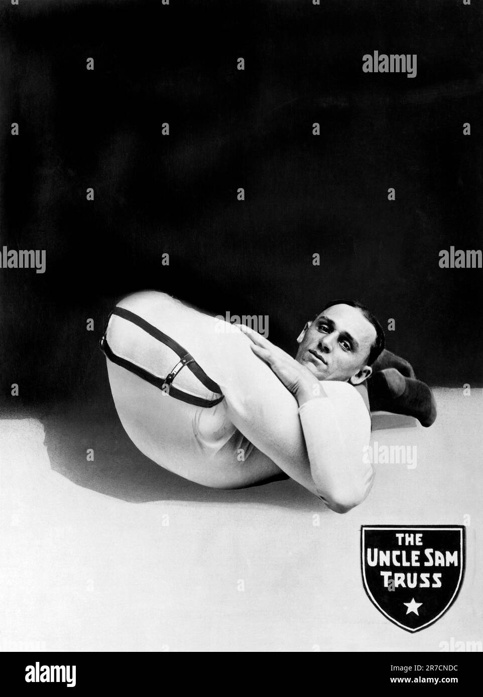 Buffalo, New York: ca. 1920. Ein Schlangenmensch legt seine Beine hinter den Rücken in einer Anzeige für die Uncle Sam Truss Company Stockfoto