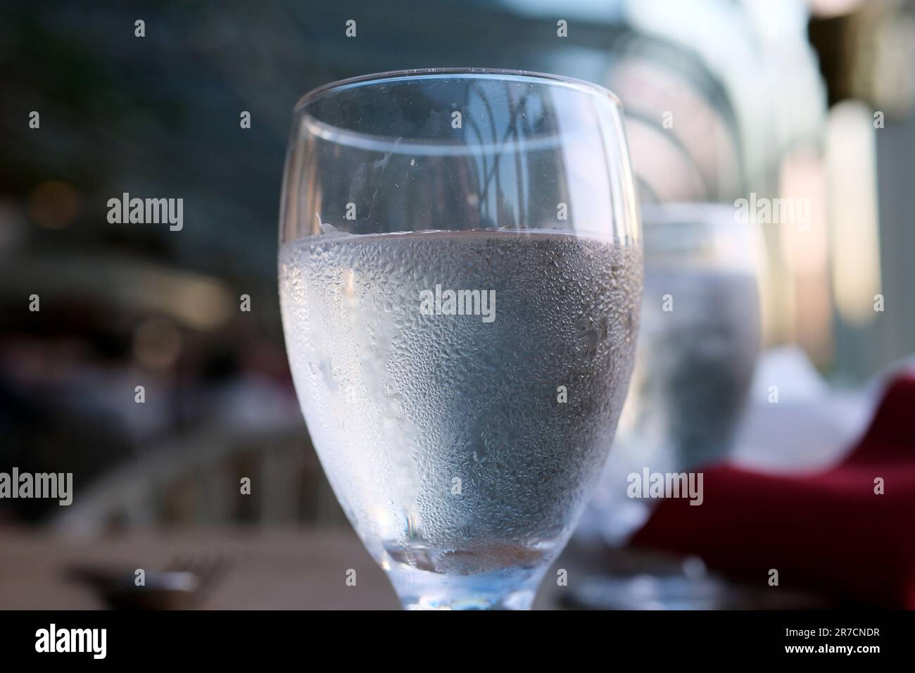 Zwei Gläser Wasser auf dem Tisch beschlagnahmtes Glas kalt trinken