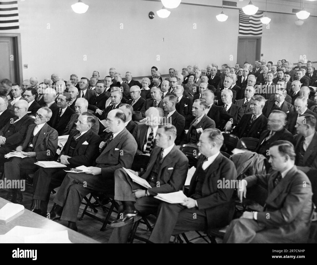 New York, New York: ca. 1935 US-Postbeamte, die Postmeister, Inspektoren und Vorgesetzte in den neuen Anträgen des Sozialversicherungsgesetzes instruieren. Stockfoto