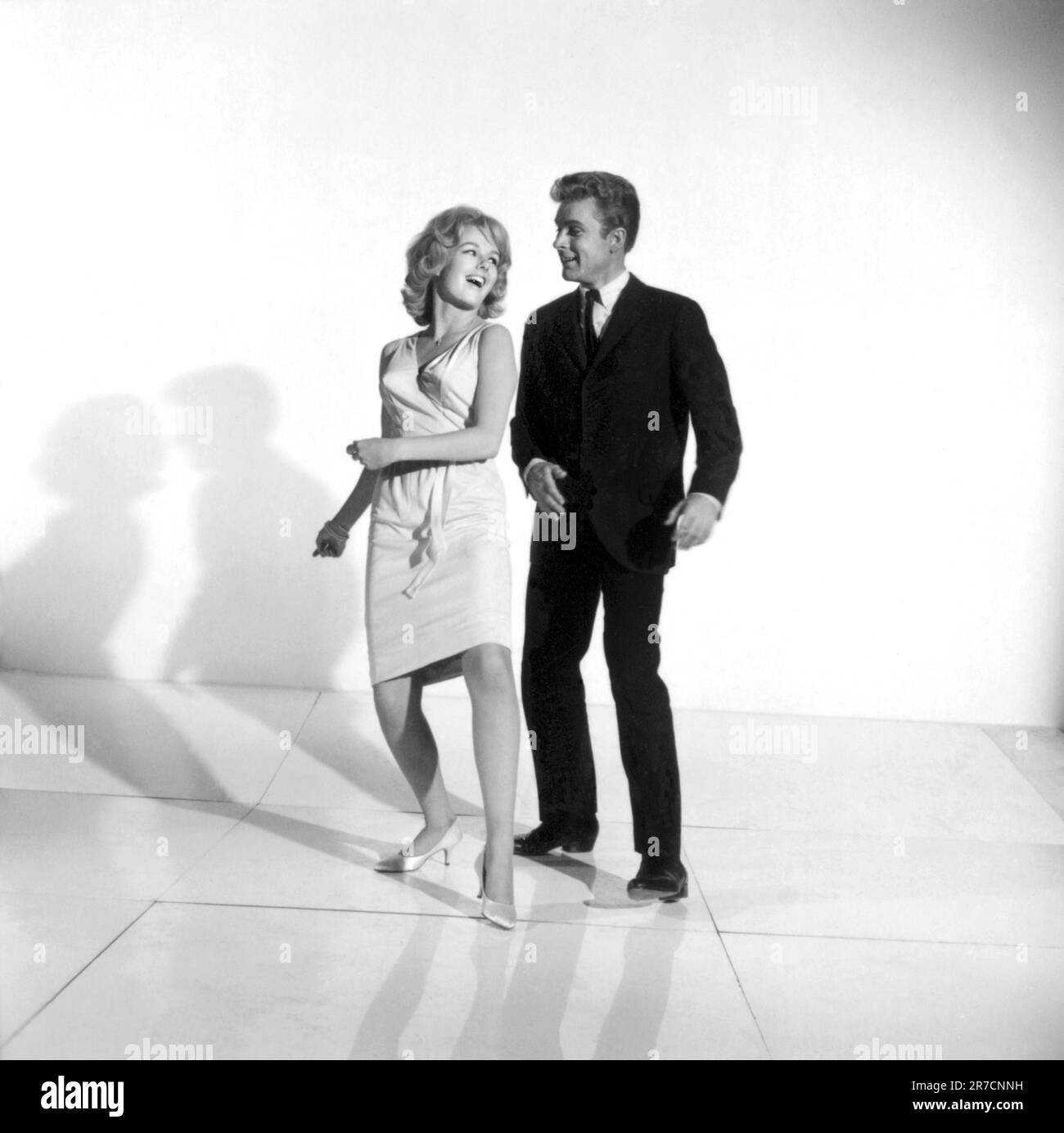 Vereinigte Staaten: c. 1961 Ein Foto eines Paares, das zeigt, wie man den Twist tanzt. Stockfoto