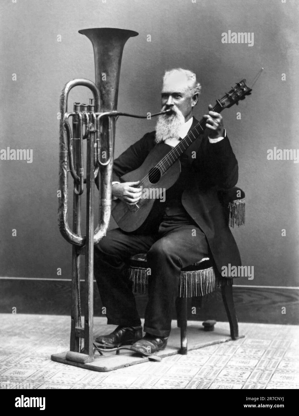 Monterey, Kalifornien: c. 1890 Miner, Musiker und Fotograf Charles Wallace Jacob Johnson spielt in seiner ein-Mann-Band seine Freihand-Tuba. Stockfoto