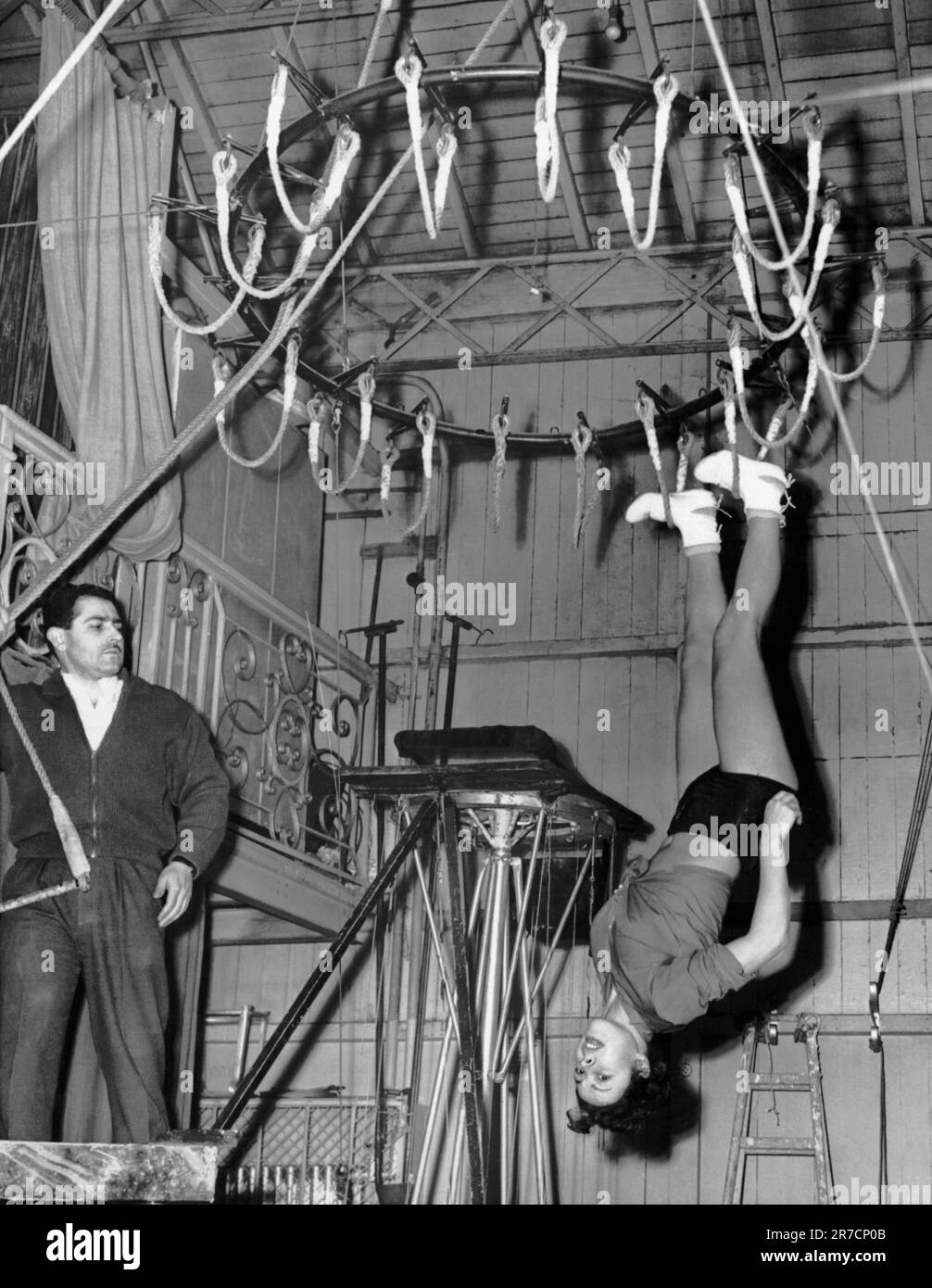Paris, Frankreich: 26. Januar 1954, Schauspielerin Cora Camoin probt eine Nummer, die sie bei der jährlich stattfindenden French Theater Benefit Show präsentieren wird. Sie wird an der Decke laufen, mit 30 Meter langen Seilen in der Luft. Stockfoto
