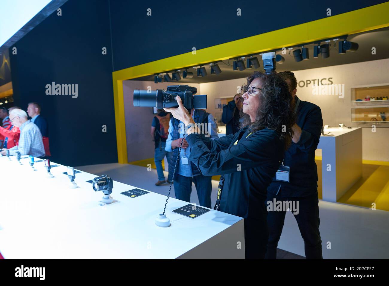 KÖLN, DEUTSCHLAND - CIRCA SEPTEMBER 2018: Woman witn Nikon Coolpix P1000 in Nikon Space in der Photokina-Ausstellung gesehen. Photokina ist eine Messe für mich Stockfoto