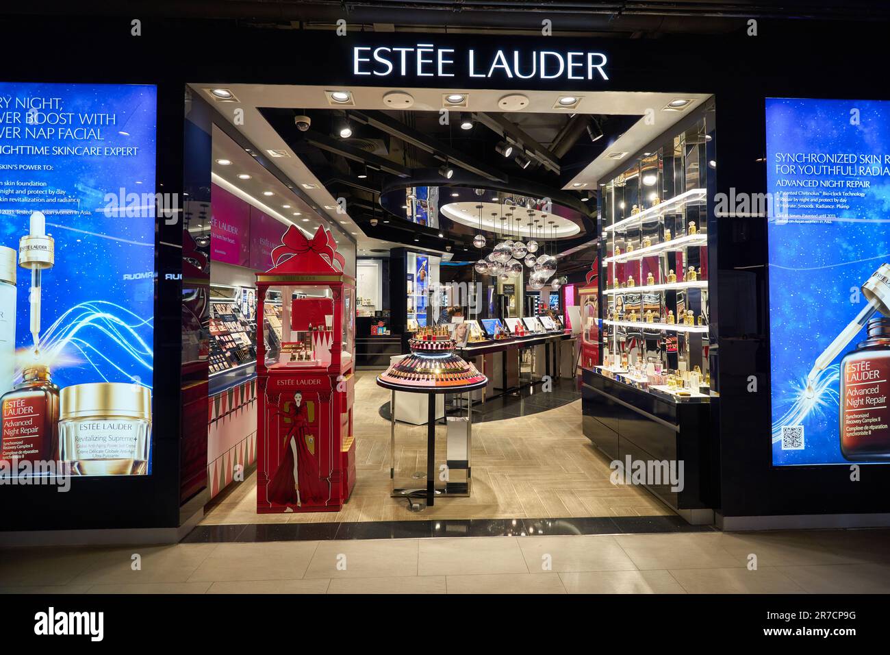BANGKOK, THAILAND - CIRCA JANUAR 2020: Eintritt zum Estee Lauder Store im Siam Center Shopping Centre. Stockfoto