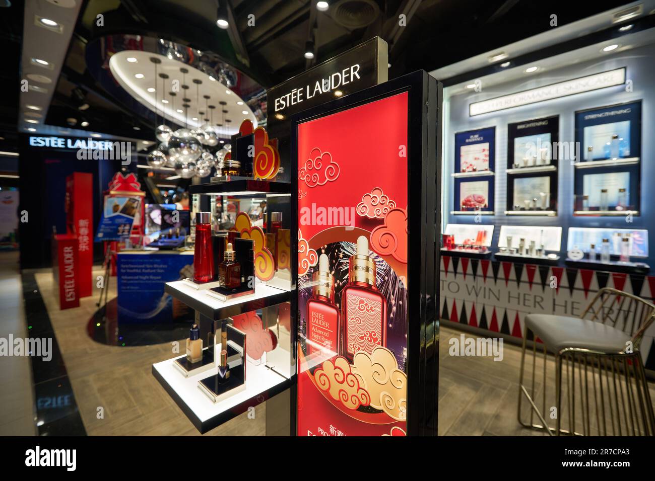 BANGKOK, THAILAND - CIRCA JANUAR 2020: Produkte von Estee Lauder werden im Geschäft im Einkaufszentrum Siam Center ausgestellt. Stockfoto
