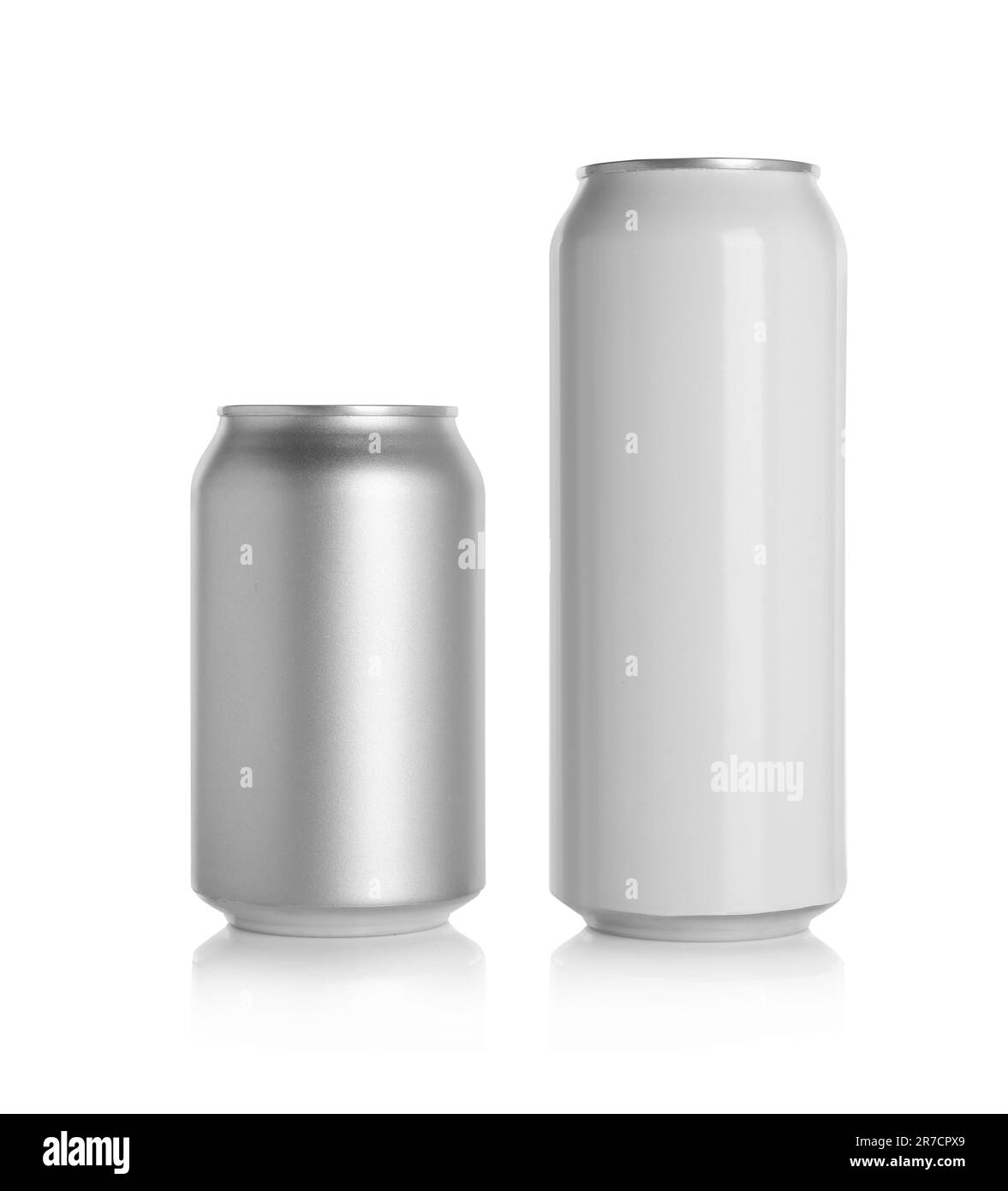 Aluminiumdosen mit Getränken auf weißem Hintergrund Stockfoto