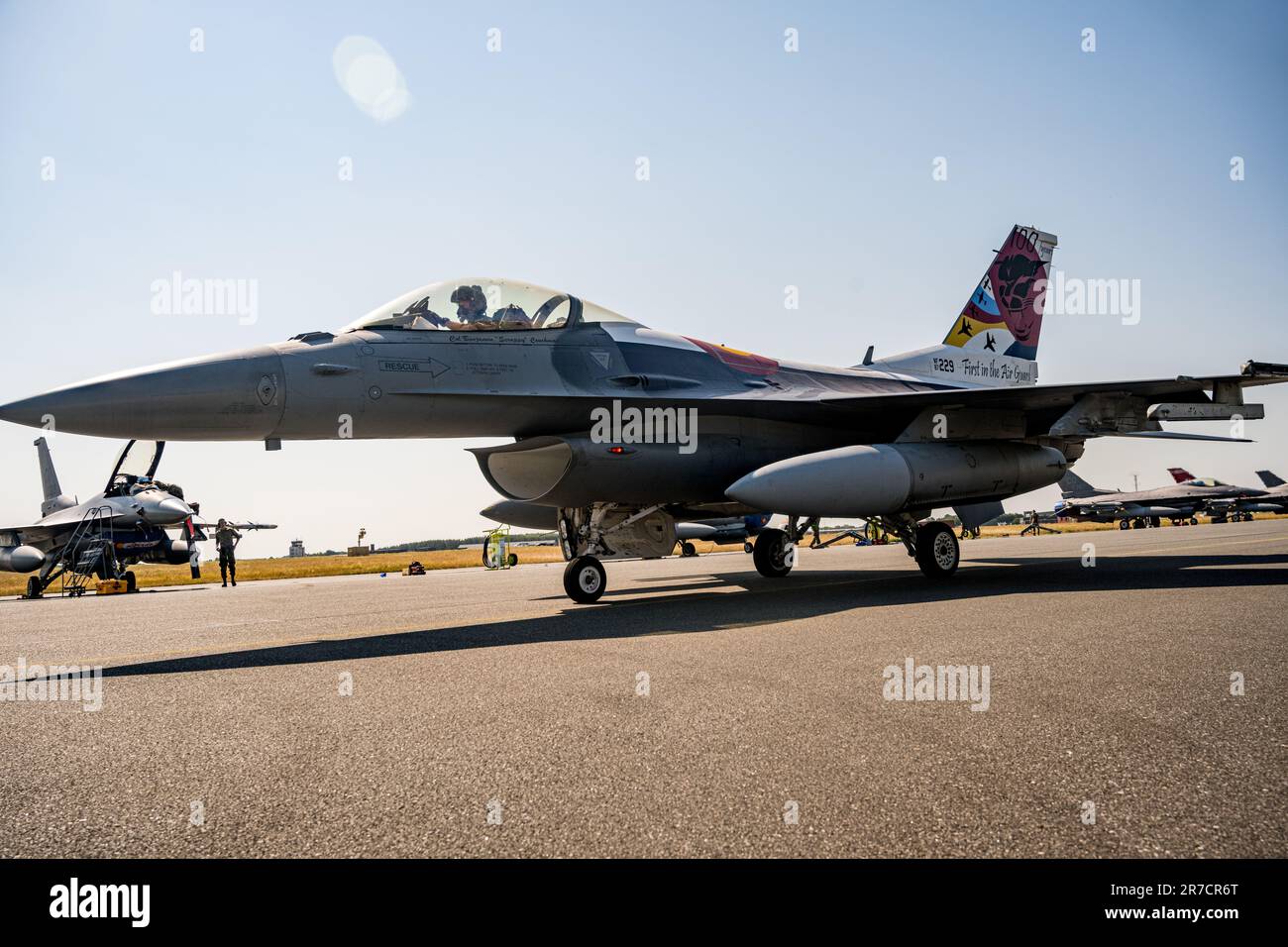 EIN US-AMERIKANISCHER Air Force F-16 Kampfflugzeuge von Falcon, the140.-Flügel, Colorado Nationalgarde, Taxis, bevor sie während der Übung Air Defender 2023 am Schleswig-Jagel Luftwaffenstützpunkt, 12. Juni 2023, starten. Übung AD23 vereint die US-amerikanische und die alliierte Luftmacht, um gemeinsame Werte zu verteidigen, während gleichzeitig wichtige Partnerschaften genutzt und gestärkt werden, um Aggressionen auf der ganzen Welt abzuwehren. (USA Air National Guard Foto von Tech. Sgt. Michelle Y. Alvarez) Stockfoto