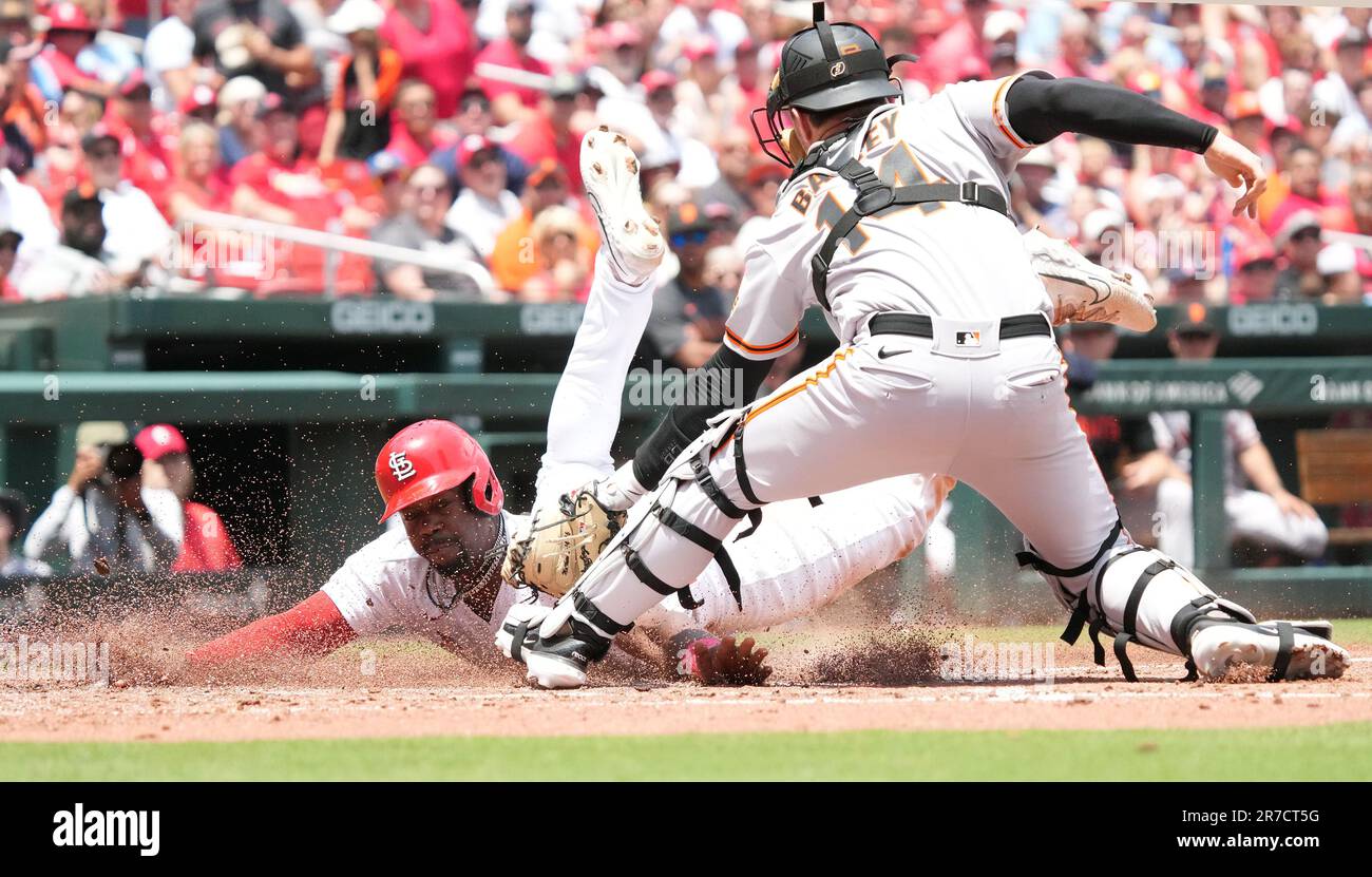 St. Louis, Usa. 14. Juni 2023. St. Louis Cardinals Jordan Walker wurde vom San Francisco Giants Catcher Patrick Bailey im dritten Inning im Busch Stadium in St. auf dem Heimschild markiert Louis am Mittwoch, den 14. Juni 2023. Foto: Bill Greenblatt/UPI Credit: UPI/Alamy Live News Stockfoto