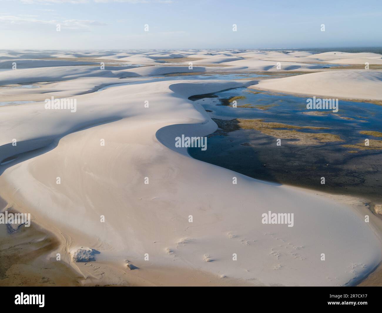 Sanddünen und Süßwasserseen im Nationalpark Lencois Maranhenses im Nordosten Brasiliens Stockfoto