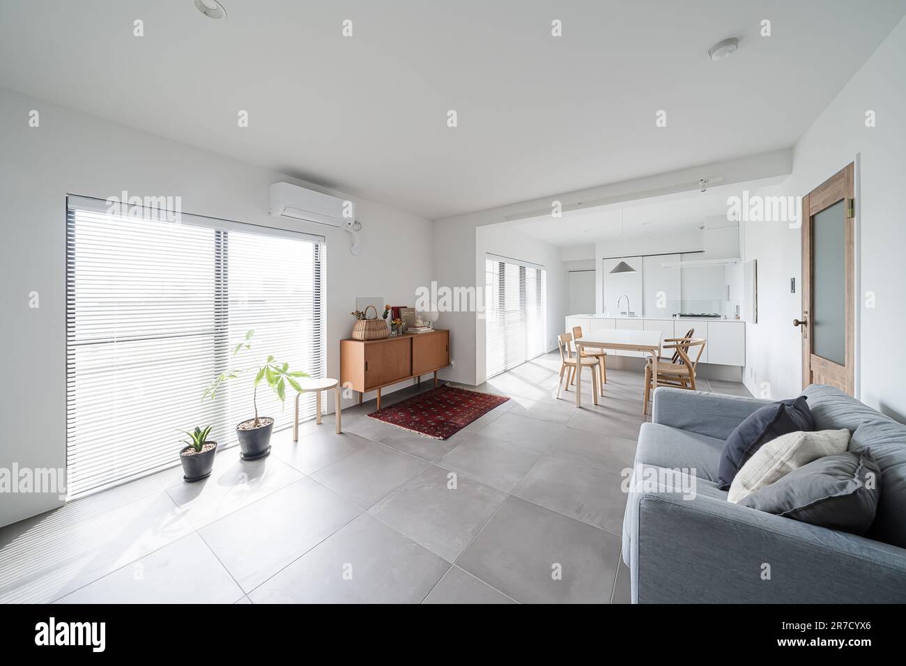 Einfaches, modernes Wohn- und Esszimmer Stockfoto