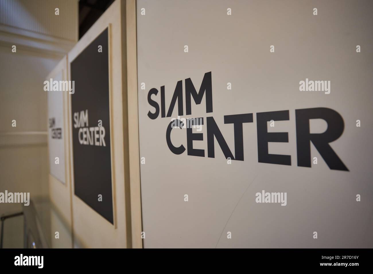 BANGKOK, THAILAND - CIRCA JANUAR 2020: Nahaufnahme des Siam Center Schilds. Stockfoto