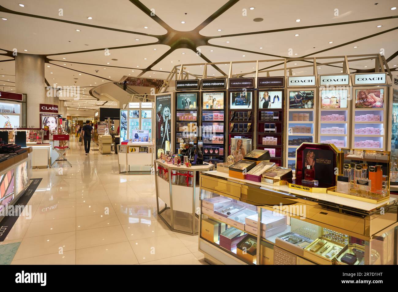 BANGKOK, THAILAND - CIRCA JANUAR 2020: Verschiedene Kosmetikprodukte werden im Einkaufszentrum Siam Paragon in Bangkok ausgestellt. Stockfoto