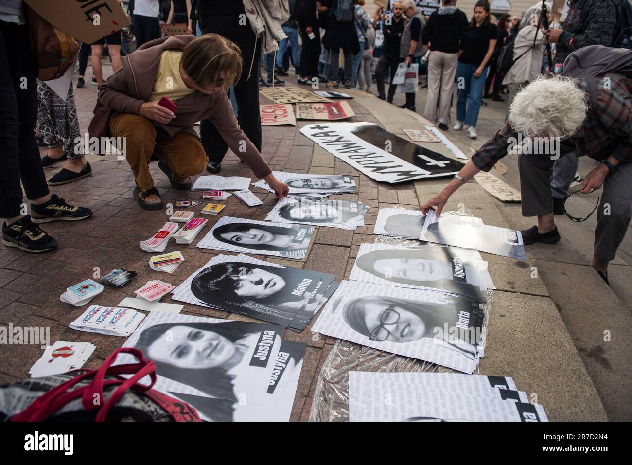 Die Bilder von schwangeren Frauen, die kürzlich in Krankenhäusern wegen des verschärften Abtreibungsgesetzes gestorben sind, lagen während der Demonstration auf dem Boden. Unter dem Slogan „Not one More!“ (Ani Jednej Wiecej!) Tausende Polen gingen in Warschau und in zahlreichen Städten des Landes auf die Straße, um erneut gegen das verschärfte Abtreibungsgesetz nach dem Tod einer anderen schwangeren Frau in einem polnischen Krankenhaus zu protestieren. Schwangere Dorota Lalik, 33, starb am 24. Mai 2023 im John Paul II Krankenhaus in Nowy Targ, einer Stadt in Südpolen. Sie kam im Krankenhaus an, nachdem ihr Wasser geplatzt war, und man sagte ihr, sie solle bei ihr liegen Stockfoto