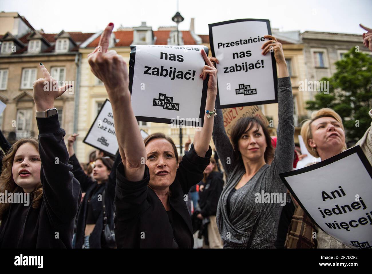 (ANMERKUNG: Das Bild enthält obszöne Schimpfwörter) Demonstranten singen, machen Gesten und halten EDITORíS der Demonstration Plakate. Unter dem Slogan „Not one More!“ (Ani Jednej Wiecej!) Tausende Polen gingen in Warschau und in zahlreichen Städten des Landes auf die Straße, um erneut gegen das verschärfte Abtreibungsgesetz nach dem Tod einer anderen schwangeren Frau in einem polnischen Krankenhaus zu protestieren. Schwangere Dorota Lalik, 33, starb am 24. Mai 2023 im John Paul II Krankenhaus in Nowy Targ, einer Stadt in Südpolen. Sie kam im Krankenhaus an, nachdem ihr Wasser geplatzt war, und man sagte ihr, sie solle mit erhobenen Beinen liegen. Sie ist gestorben Stockfoto