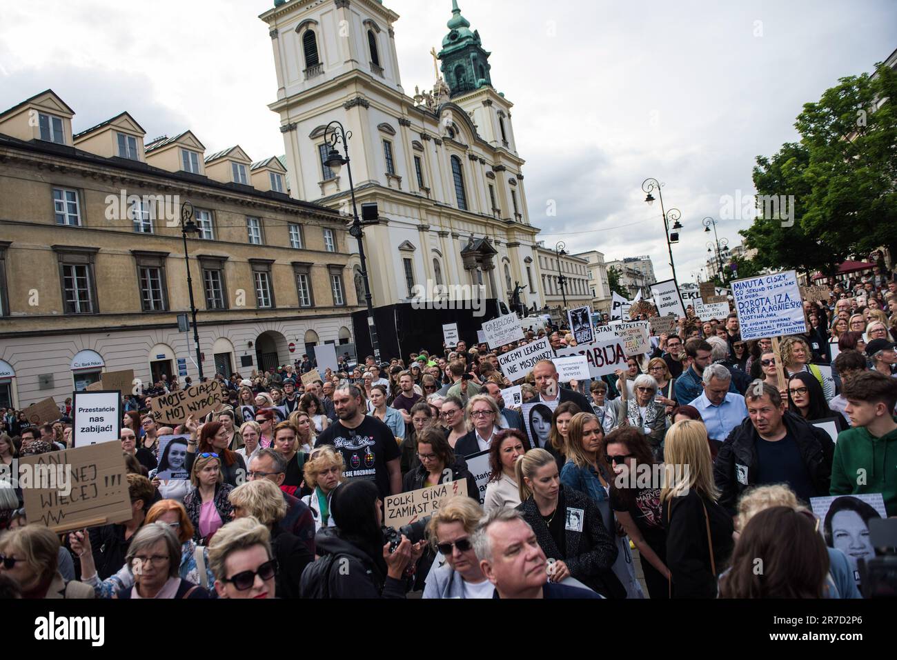 Demonstranten sahen während der Demonstration Schilder in der Hand. Unter dem Slogan „Not one More!“ (Ani Jednej Wiecej!) Tausende Polen gingen in Warschau und in zahlreichen Städten des Landes auf die Straße, um erneut gegen das verschärfte Abtreibungsgesetz nach dem Tod einer anderen schwangeren Frau in einem polnischen Krankenhaus zu protestieren. Schwangere Dorota Lalik, 33, starb am 24. Mai 2023 im John Paul II Krankenhaus in Nowy Targ, einer Stadt in Südpolen. Sie kam im Krankenhaus an, nachdem ihr Wasser geplatzt war, und man sagte ihr, sie solle mit erhobenen Beinen liegen. Sie starb dort drei Tage später an einer Sepsis. Dorota Laliks Fall ist der neueste Stockfoto