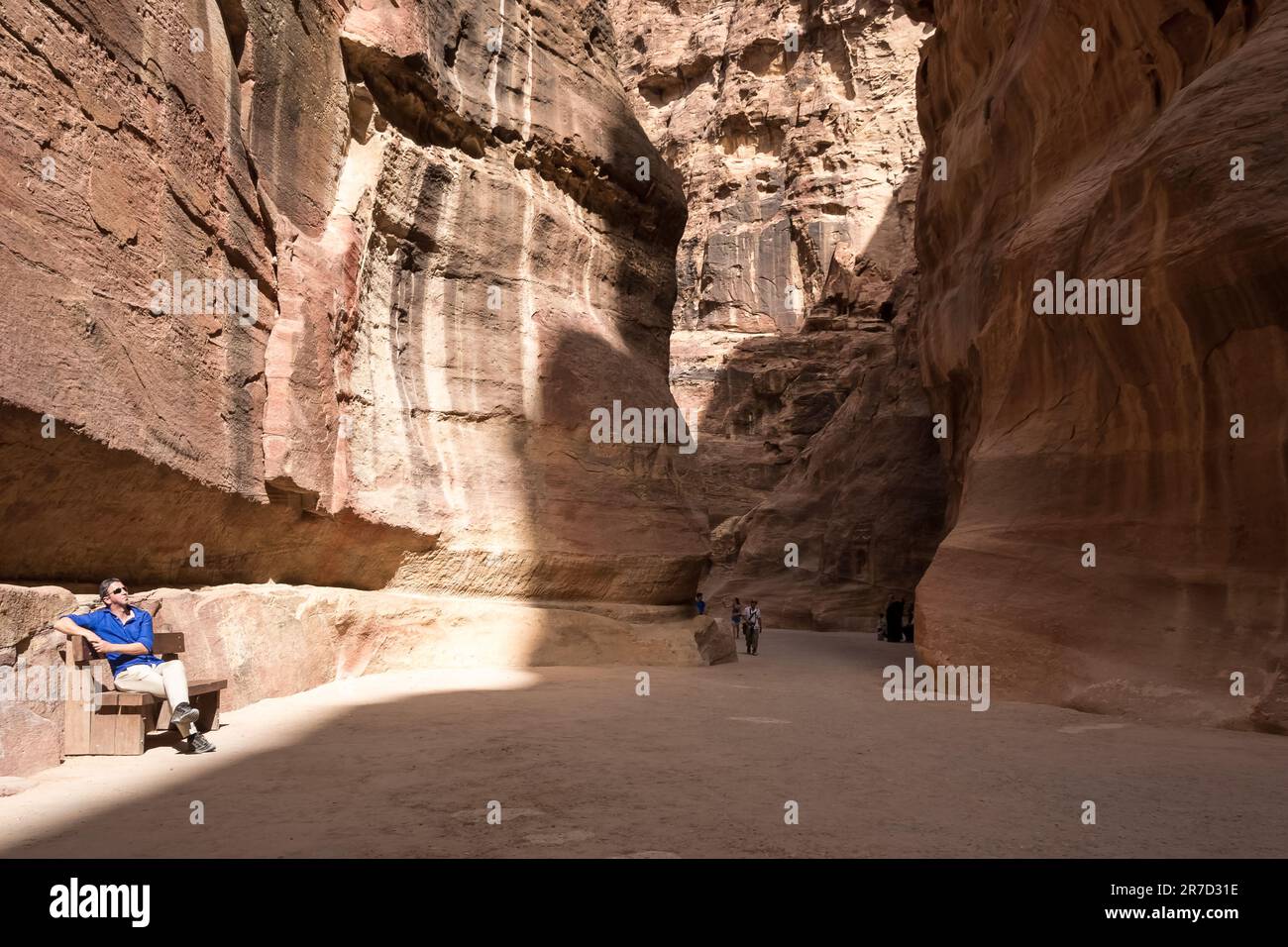 Blick auf den Siq, den Haupteingang zur antiken nabateanischen Stadt Petra im Süden Jordaniens. Stockfoto