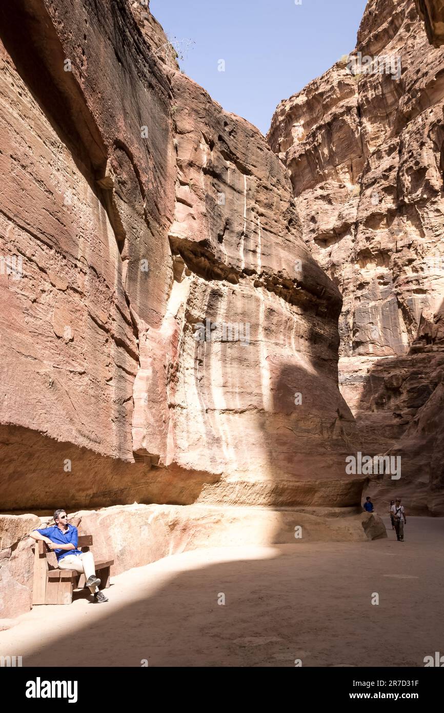 Blick auf den Siq, den Haupteingang zur antiken nabateanischen Stadt Petra im Süden Jordaniens. Stockfoto