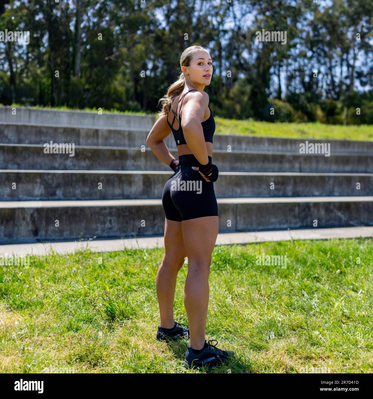 Young Fit Woman Training für MMA in der Nähe der San Francisco Golden Gate Bridge Stockfoto