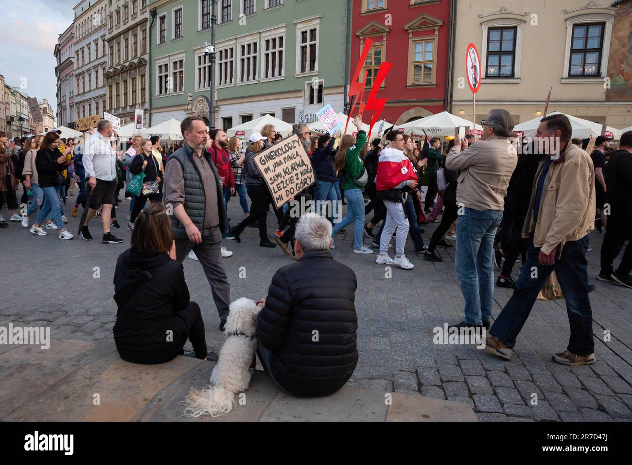 Während der Demonstration gegen das restriktive Abtreibungsgesetz in Polen hält ein Protestteilnehmer ein Plakat. Proteste im ganzen Land kommen nach Dorota Laliks Tod im Alter von 33 war sie schwanger und starb am 24. Mai 2023 im John Paul II Krankenhaus in Nowy Targ, Südpolen. Polen verfügt über eines der restriktivsten europäischen Abtreibungsgesetze. Die Demonstranten gingen vom Hauptmarktplatz durch die Straßen von Krakau zum Frauenrechtsplatz in der Nähe des Büros der herrschenden rechtsextremen Partei PiS (Recht und Gerechtigkeit) und neben dem päpstlichen Fenster. Stockfoto