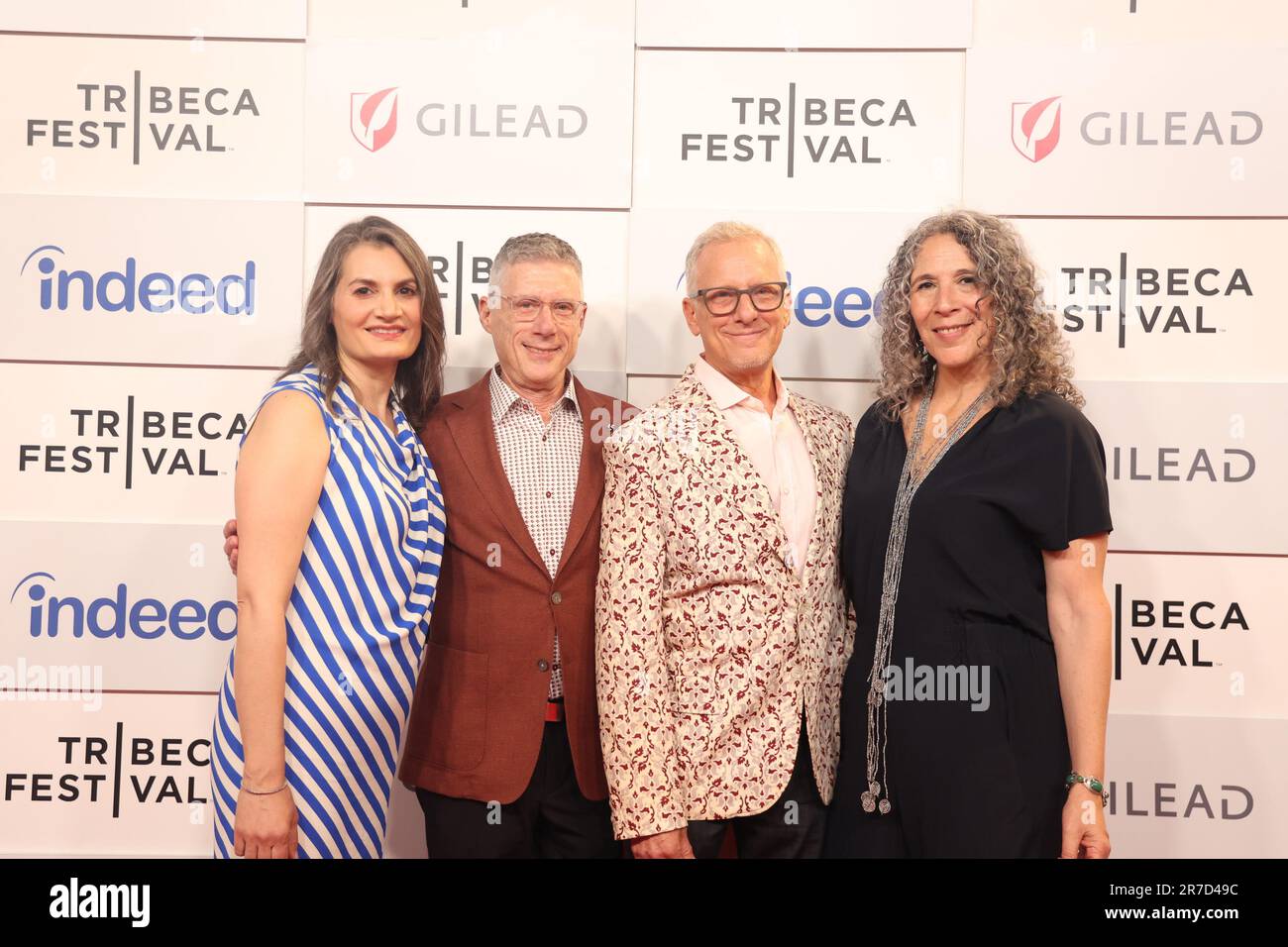 14. Juni 2023, New York City, New York: (NEU) Tribeca Film Festival: Taylor MacÃ¢â‚¬â„¢24-Dekade Geschichte der Popular Music. 14. Juni 2023, New York, USA: Taylor Mac, Rob Epstein, Jeffrey Friedman, Matt Ray, Machine Bazzle, Joel Stillerman, Linda Brumbach, Der angesagteste Club New Yorks ist Taylor Mac's 24-Decade History of Popular Music. Dieser Club hat alles: Gegenkulturgeschichte, unbekannte Interpretationen von Amerikas bekanntesten Melodien, Pingpong-Kriegsführung, riesige aufblasbare Penisse, die David Bowies' Helden lieben und Krieg führen, schamloses schwules Melodrama und natürlich MacArthur Fellow Stockfoto