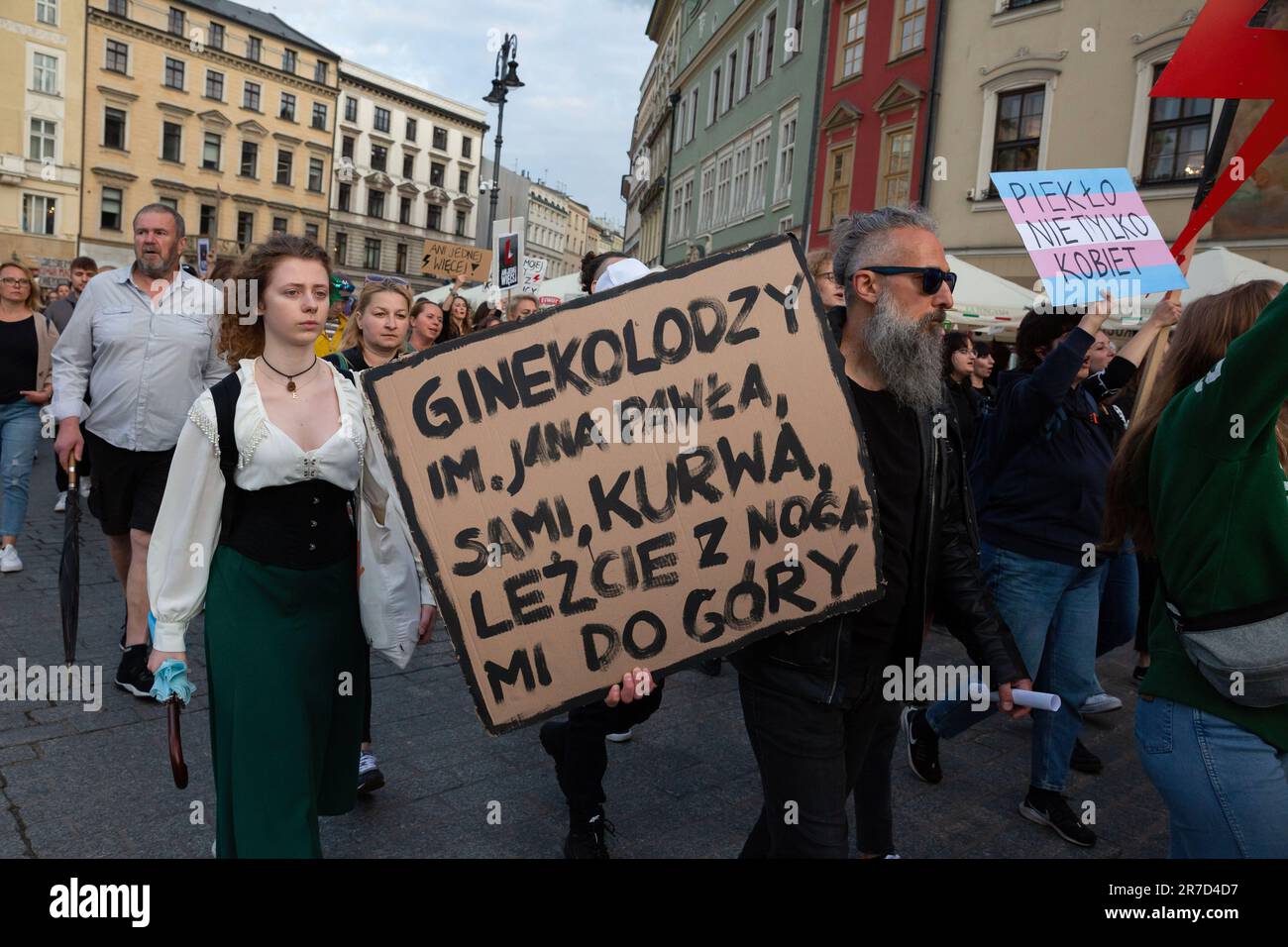 Während der Demonstration gegen das restriktive Abtreibungsgesetz in Polen hält ein Protestteilnehmer ein Plakat. Proteste im ganzen Land kommen nach Dorota Laliks Tod im Alter von 33 war sie schwanger und starb am 24. Mai 2023 im John Paul II Krankenhaus in Nowy Targ, Südpolen. Polen verfügt über eines der restriktivsten europäischen Abtreibungsgesetze. Die Demonstranten gingen vom Hauptmarktplatz durch die Straßen von Krakau zum Frauenrechtsplatz in der Nähe des Büros der herrschenden rechtsextremen Partei PiS (Recht und Gerechtigkeit) und neben dem päpstlichen Fenster. (Foto: Sylwia Penc/SOPA Images/Sipa USA) Stockfoto