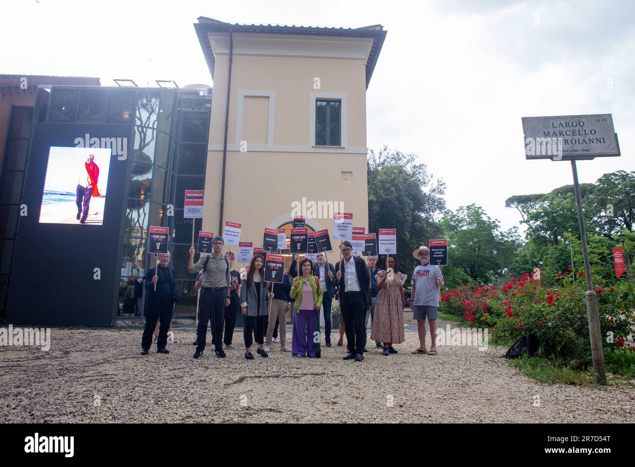 Rom, Italien. 14. Juni 2023. Italienische Drehbuchautoren protestieren vor der Casa del Cinema in Rom in Solidarität mit US-Drehbuchautoren, die seit Mai 2 streiken (Foto von Matteo Nardone/Pacific Press). Credit: Pacific Press Production Corp./Alamy Live News Stockfoto