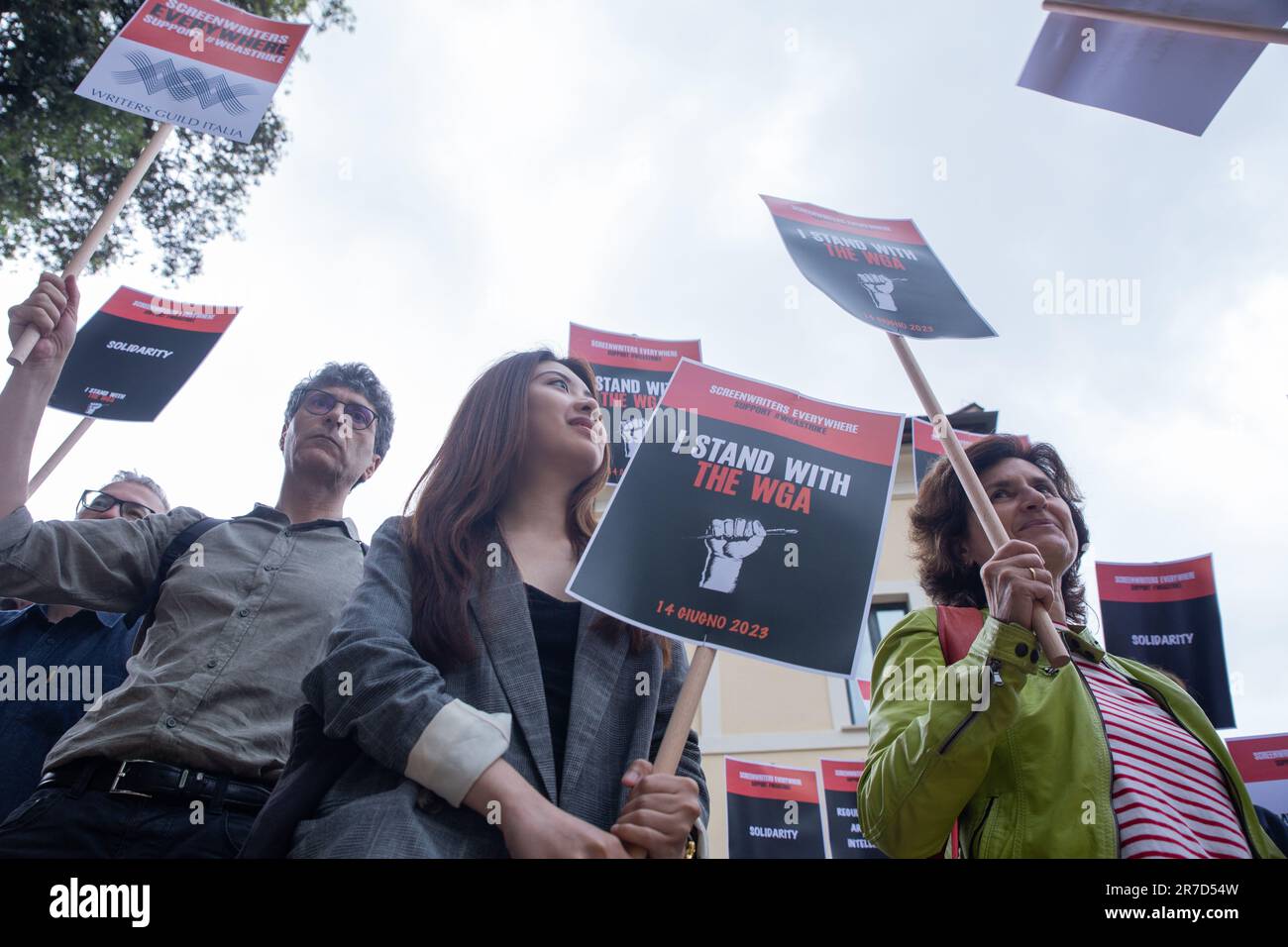 Rom, Italien. 14. Juni 2023. Einige italienische Drehbuchautoren protestieren vor der Casa del Cinema in Rom in Solidarität mit US-amerikanischen Drehbuchautoren, die seit Mai 2 streiken (Foto von Matteo Nardone/Pacific Press) Credit: Pacific Press Production Corp./Alamy Live News Stockfoto