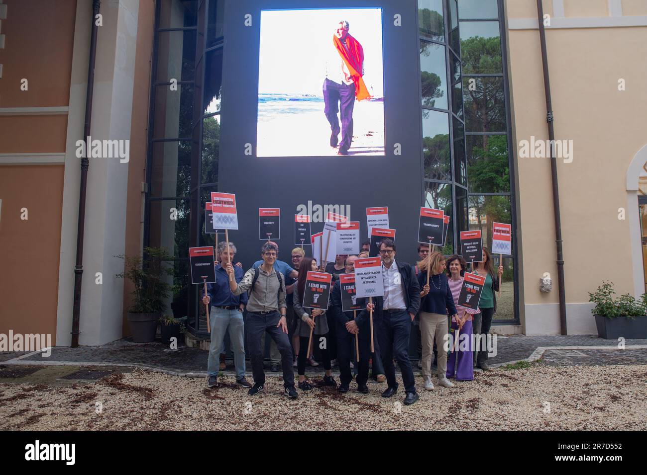 Rom, Italien. 14. Juni 2023. Italienische Drehbuchautoren protestieren vor der Casa del Cinema in Rom in Solidarität mit US-Drehbuchautoren, die seit Mai 2 streiken (Foto von Matteo Nardone/Pacific Press). Credit: Pacific Press Production Corp./Alamy Live News Stockfoto