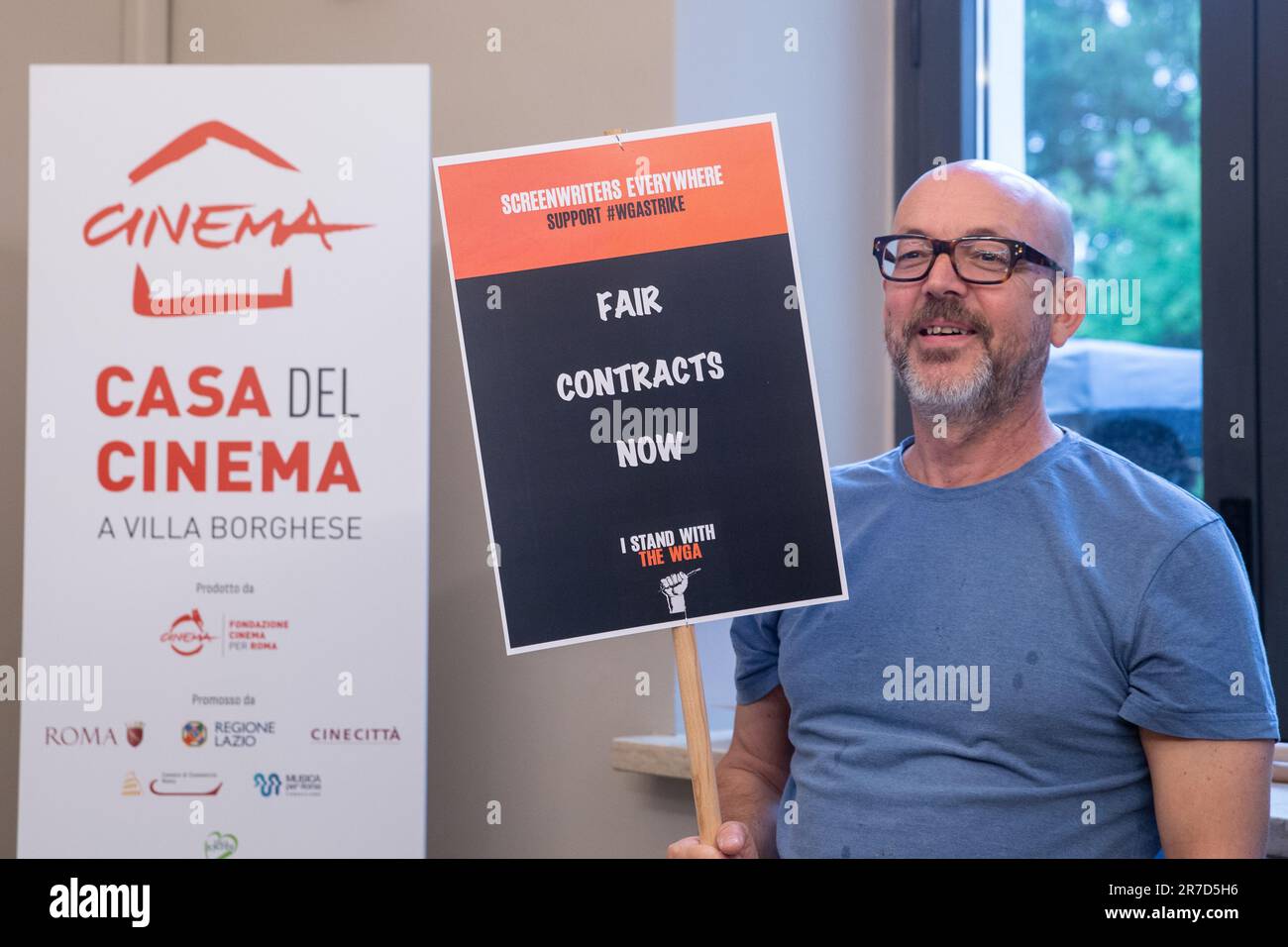 Rom, Italien. 14. Juni 2023. Ein italienischer Drehbuchautor protestiert in der Casa del Cinema in Rom in Solidarität mit US-Drehbuchautoren, die seit Mai 2 streiken (Kreditbild: © Matteo Nardone/Pacific Press via ZUMA Press Wire), NUR REDAKTIONELLE VERWENDUNG! Nicht für den kommerziellen GEBRAUCH! Stockfoto