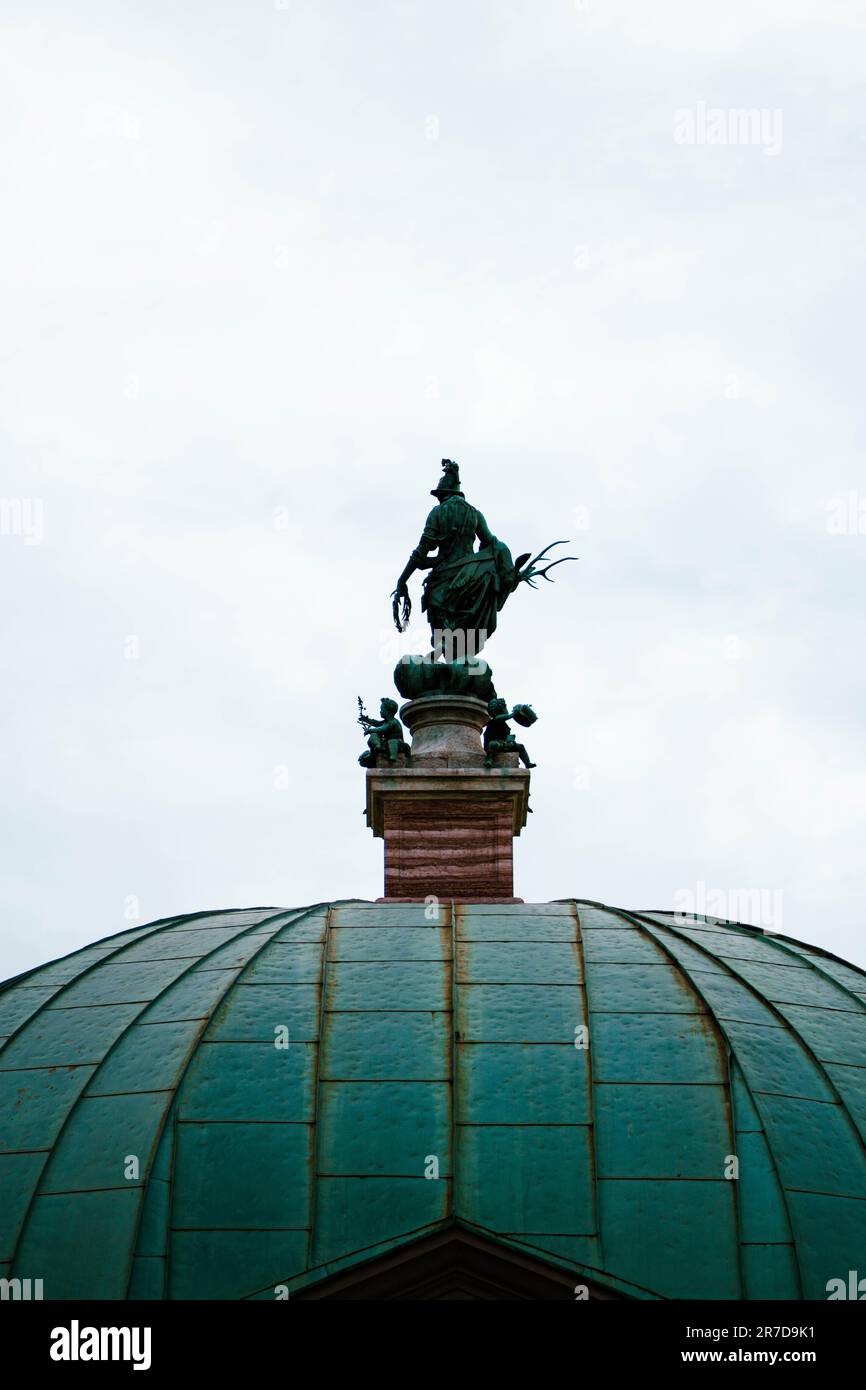 Eine bayerische Bronzestatue im Hofgarten in München Stockfoto