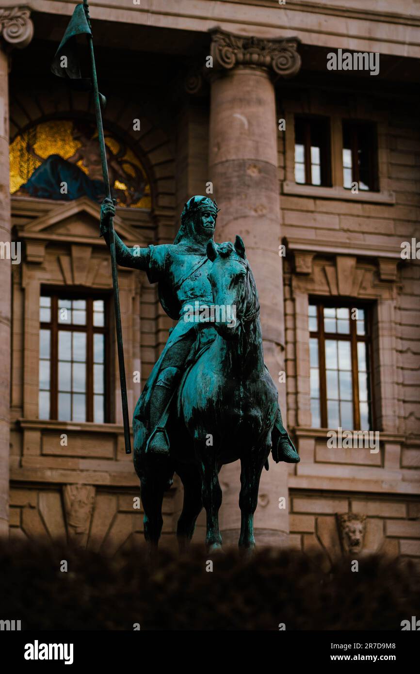 Die Bronzestatue von Otto von Wittelsbach vor dem Bayerischen Staatskanzleramt in München Stockfoto
