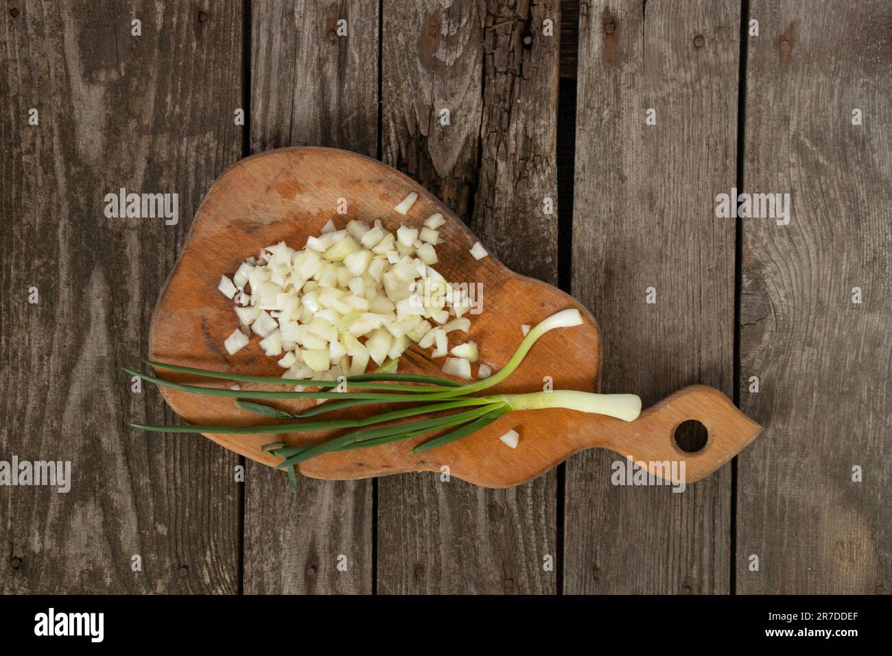 Gehackte Zwiebeln liegen auf einem Holzbrett Stockfoto