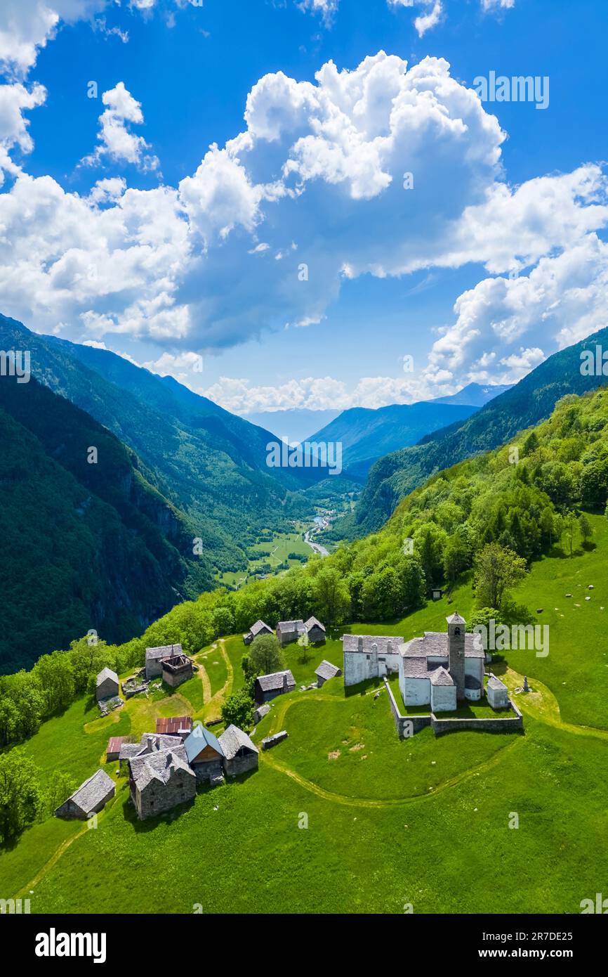 Blick aus der Vogelperspektive auf die kleine Bergstadt walser in Salecchio Inferiore im Frühling. Premia, Valle Antigorio, Verbano Cusio Ossola, Piedmont, Italien. Stockfoto