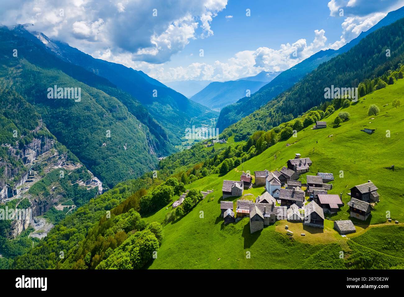 Der kleine Bergort walser Salecchio Superiore im Frühling aus der Vogelperspektive. Premia, Valle Antigorio, Verbano Cusio Ossola, Piedmont, Italien. Stockfoto