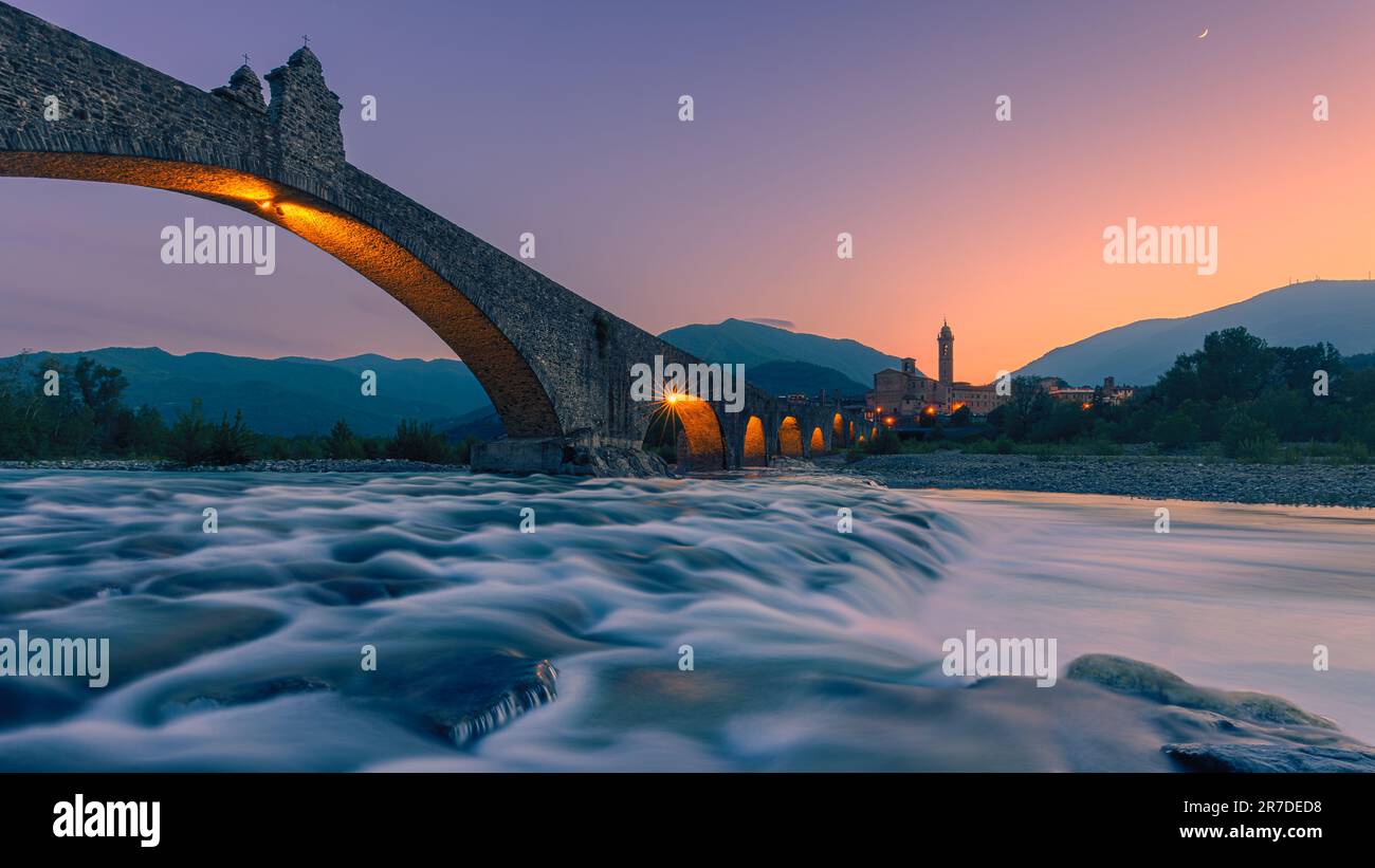 Bobbio befindet sich in der Provinz Emilia-Romagna. Das Dorf liegt im wunderschönen Tal von Trebbia und ist von den Apenninen umgeben. Stockfoto