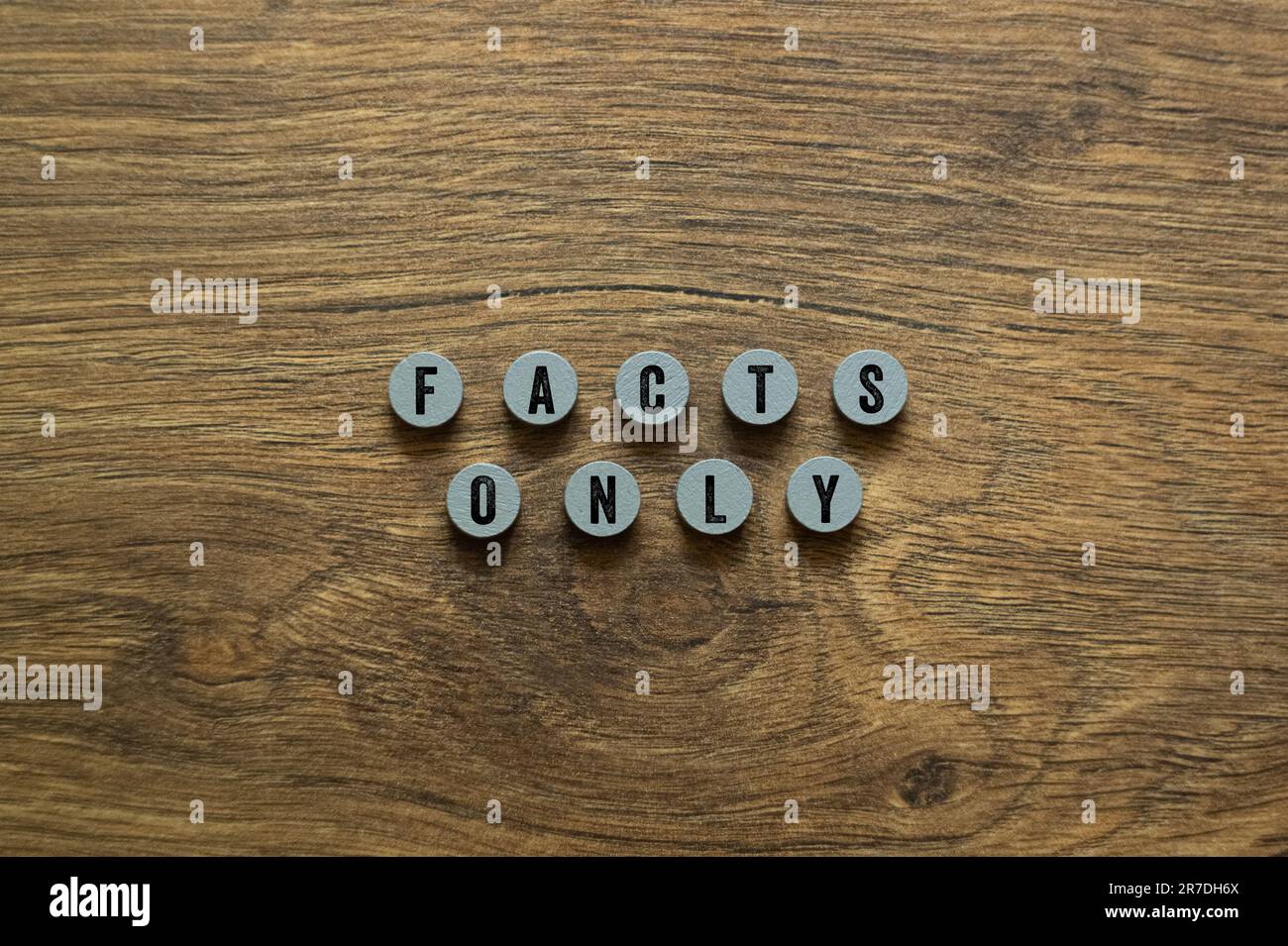 Nur Fakten – Wortkonzept auf Bausteinen, Text, Buchstaben Stockfoto