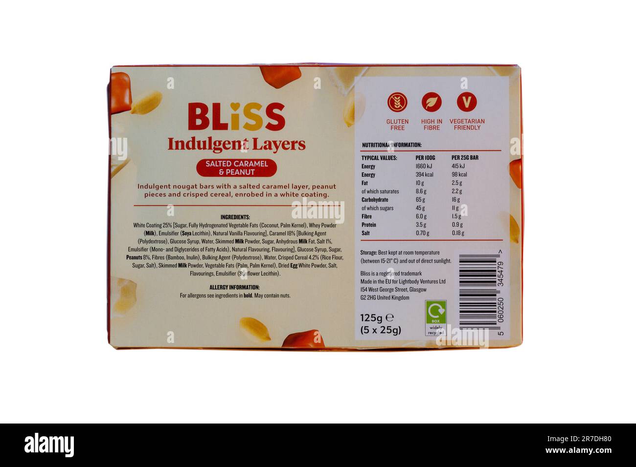 Nährwertangaben und Inhaltsstoffe auf der Schachtel „Bliss Indulgent Layers“, gesalzene Karamell- und Erdnussriegel, isoliert auf weißem Hintergrund Stockfoto
